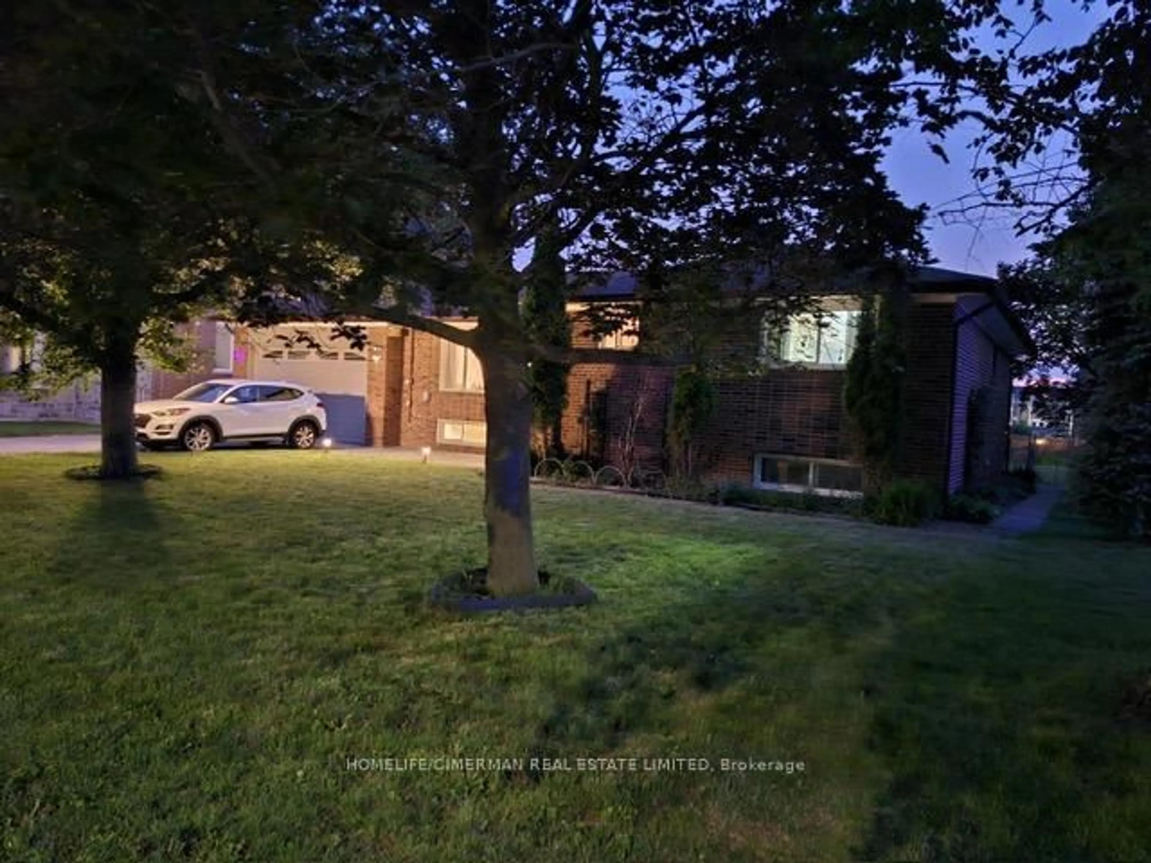 A pic from outside/outdoor area/front of a property/back of a property/a pic from drone, street for 92 Bond Cres, Richmond Hill Ontario L4E 3K7