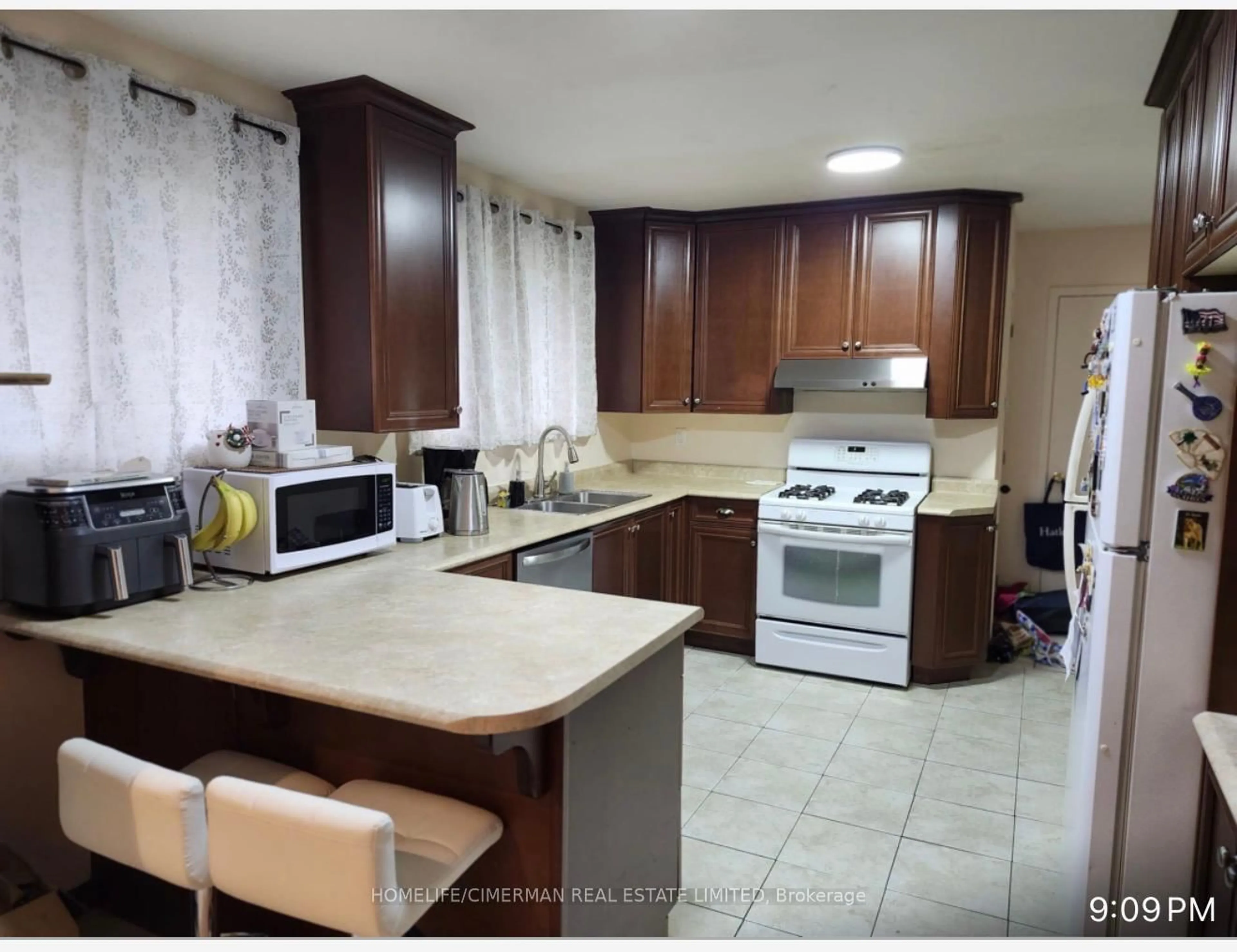Standard kitchen, unknown for 92 Bond Cres, Richmond Hill Ontario L4E 3K7
