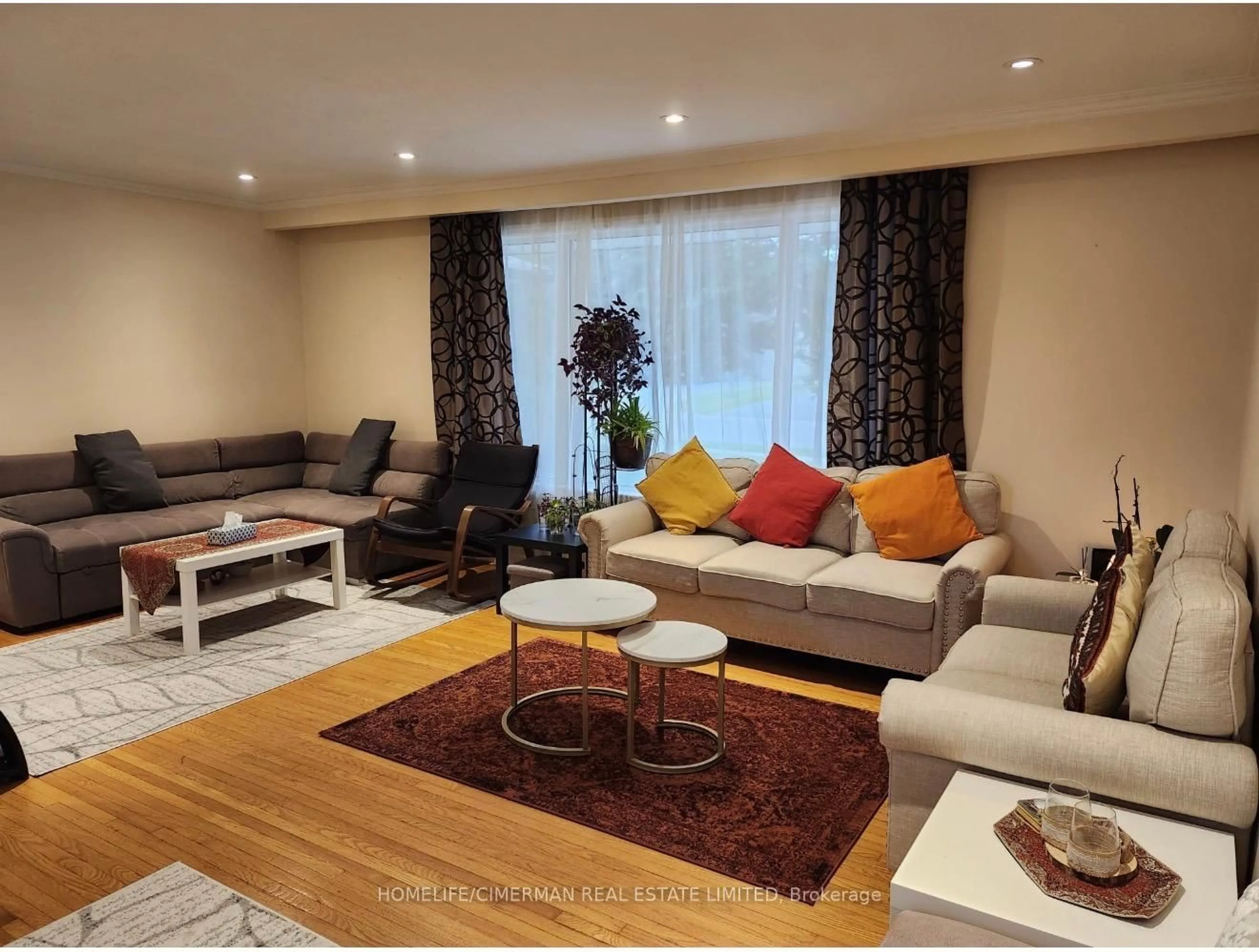 Living room with furniture, wood/laminate floor for 92 Bond Cres, Richmond Hill Ontario L4E 3K7