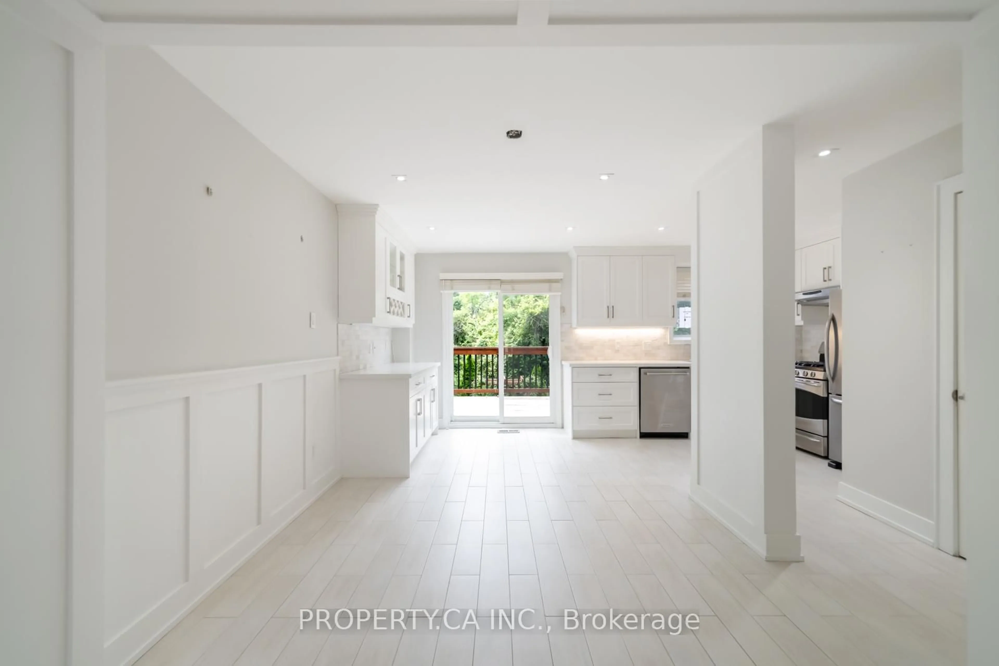 Open concept kitchen, ceramic/tile floor for 27 Boyne Highlands Crt, Vaughan Ontario L4K 1K4