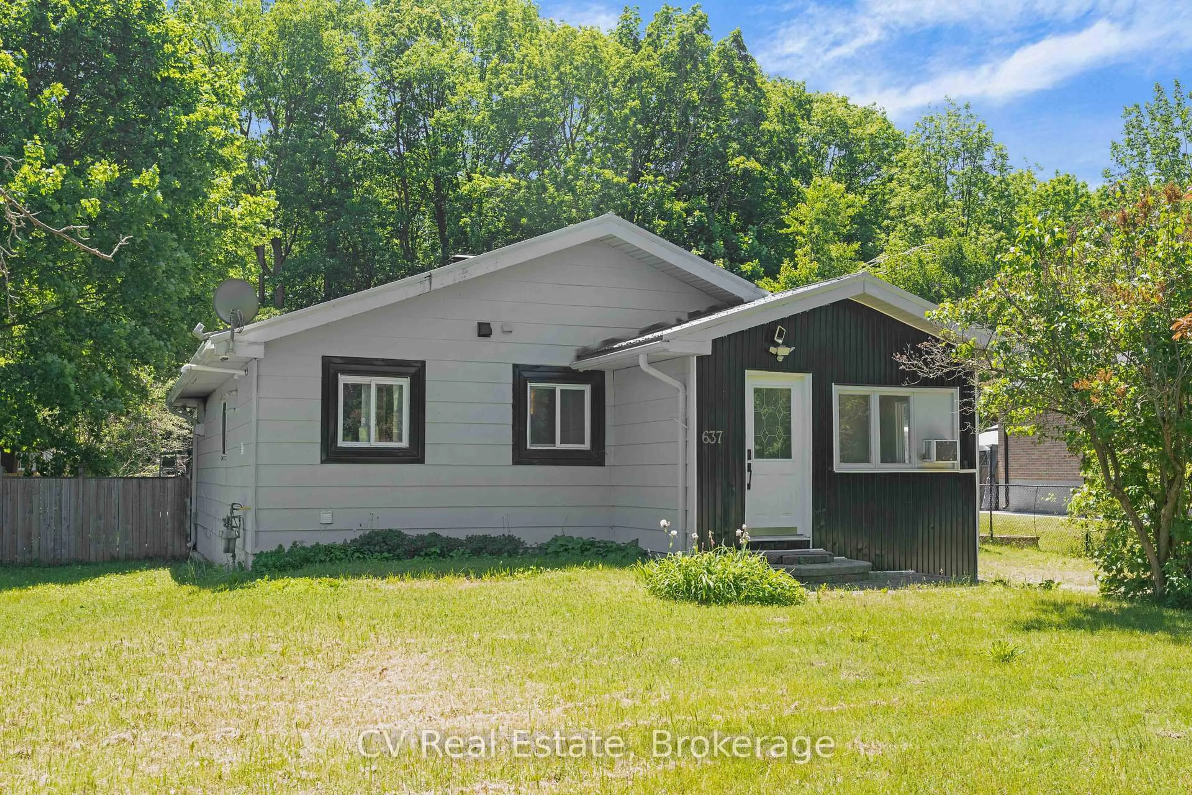 Home with vinyl exterior material, street for 637 Pinegrove Ave, Innisfil Ontario L9S 2K4