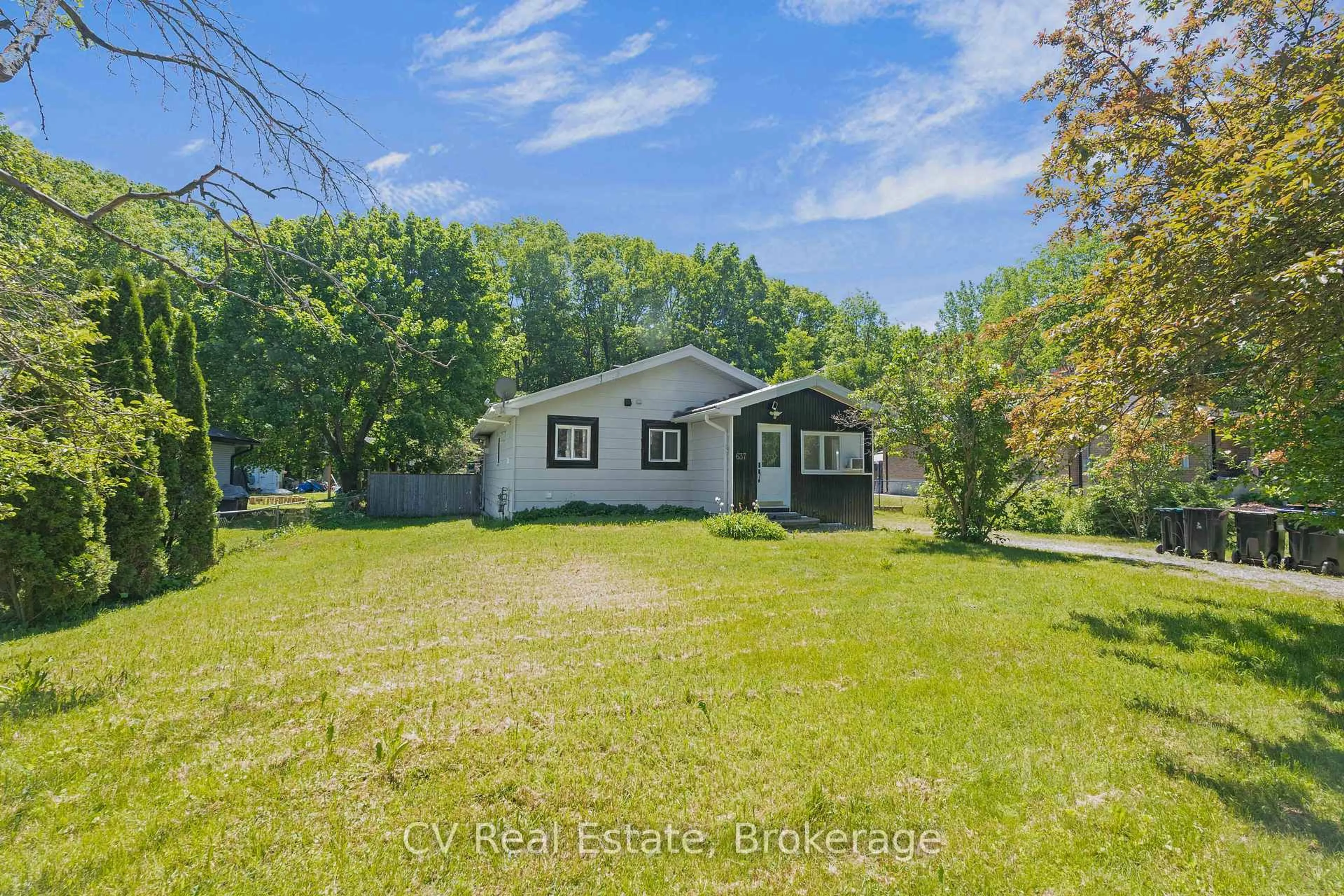 A pic from outside/outdoor area/front of a property/back of a property/a pic from drone, water/lake/river/ocean view for 637 Pinegrove Ave, Innisfil Ontario L9S 2K4