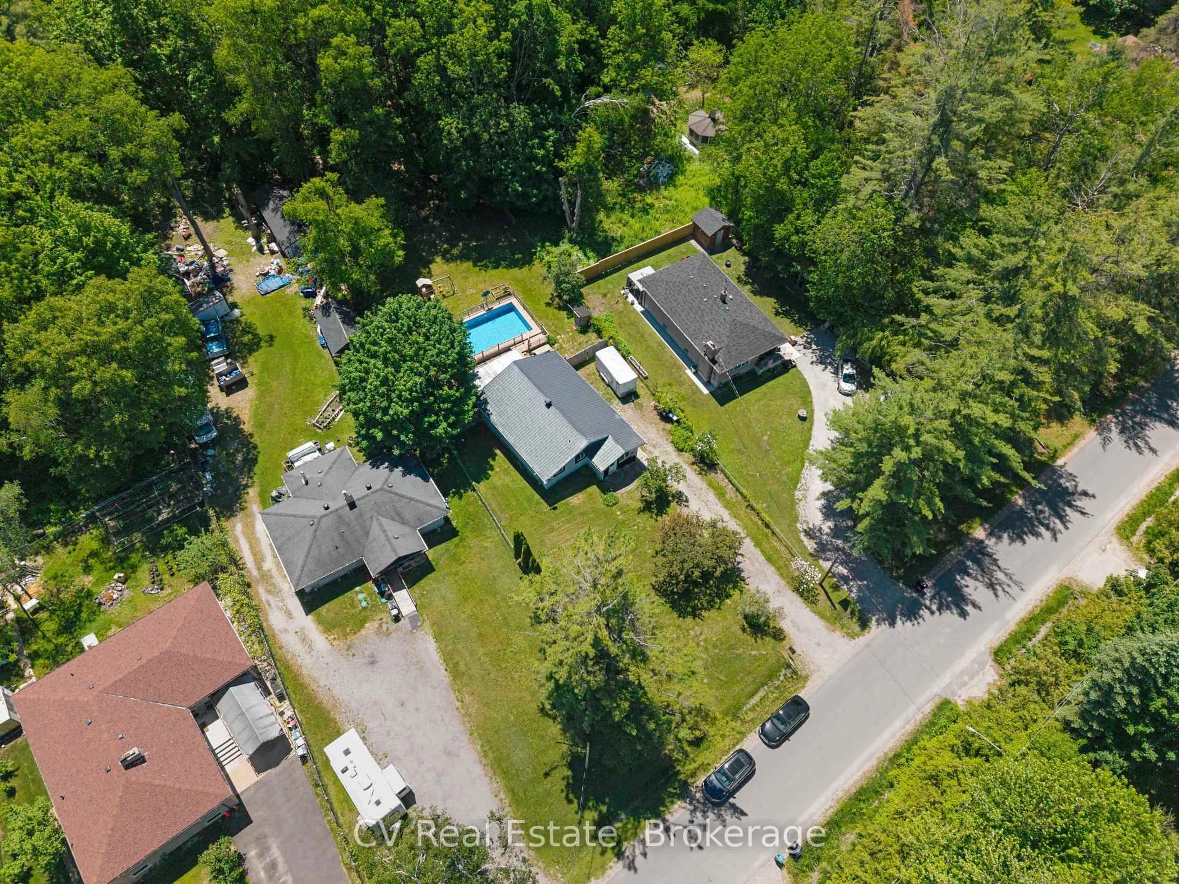 A pic from outside/outdoor area/front of a property/back of a property/a pic from drone, street for 637 Pinegrove Ave, Innisfil Ontario L9S 2K4