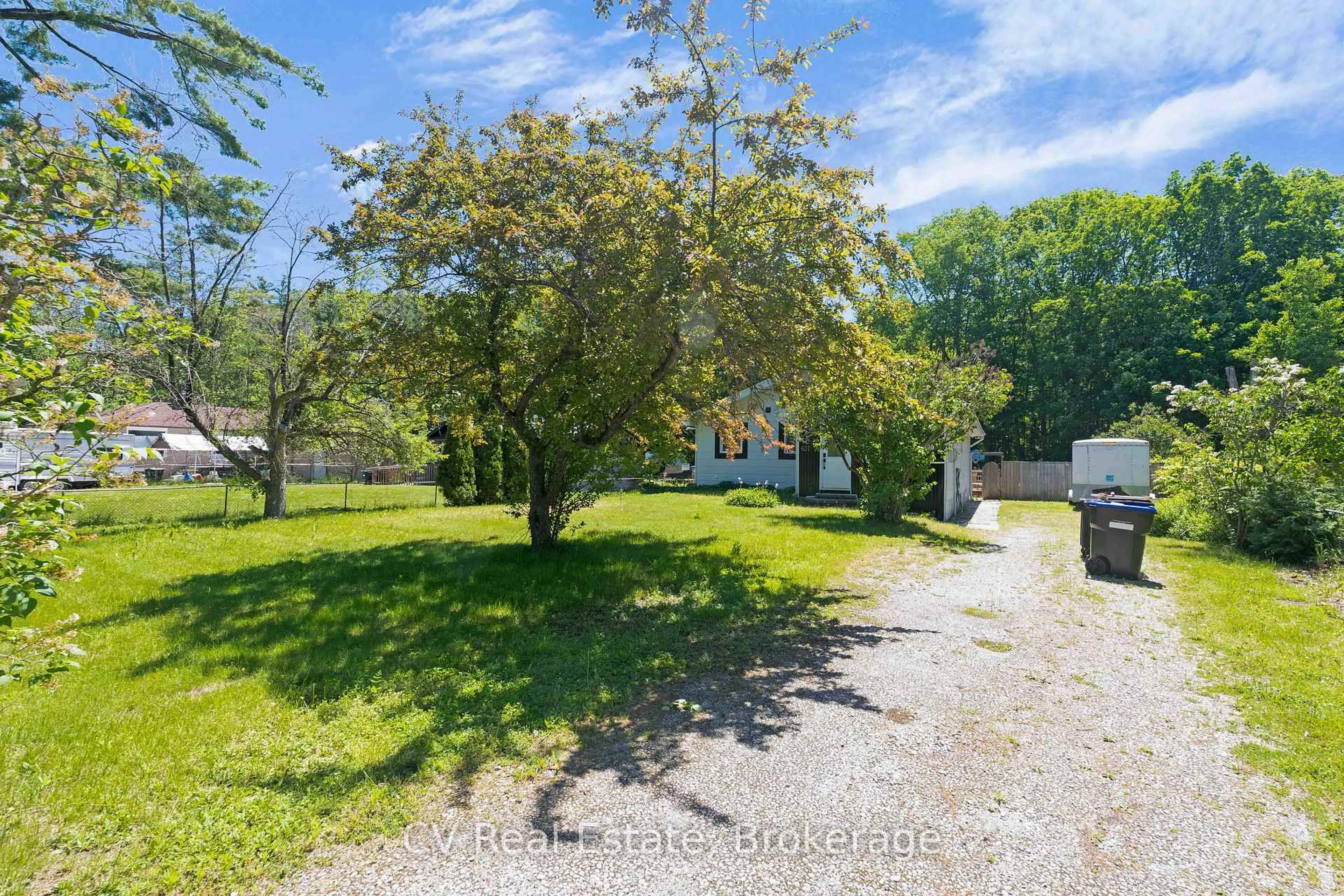 A pic from outside/outdoor area/front of a property/back of a property/a pic from drone, unknown for 637 Pinegrove Ave, Innisfil Ontario L9S 2K4