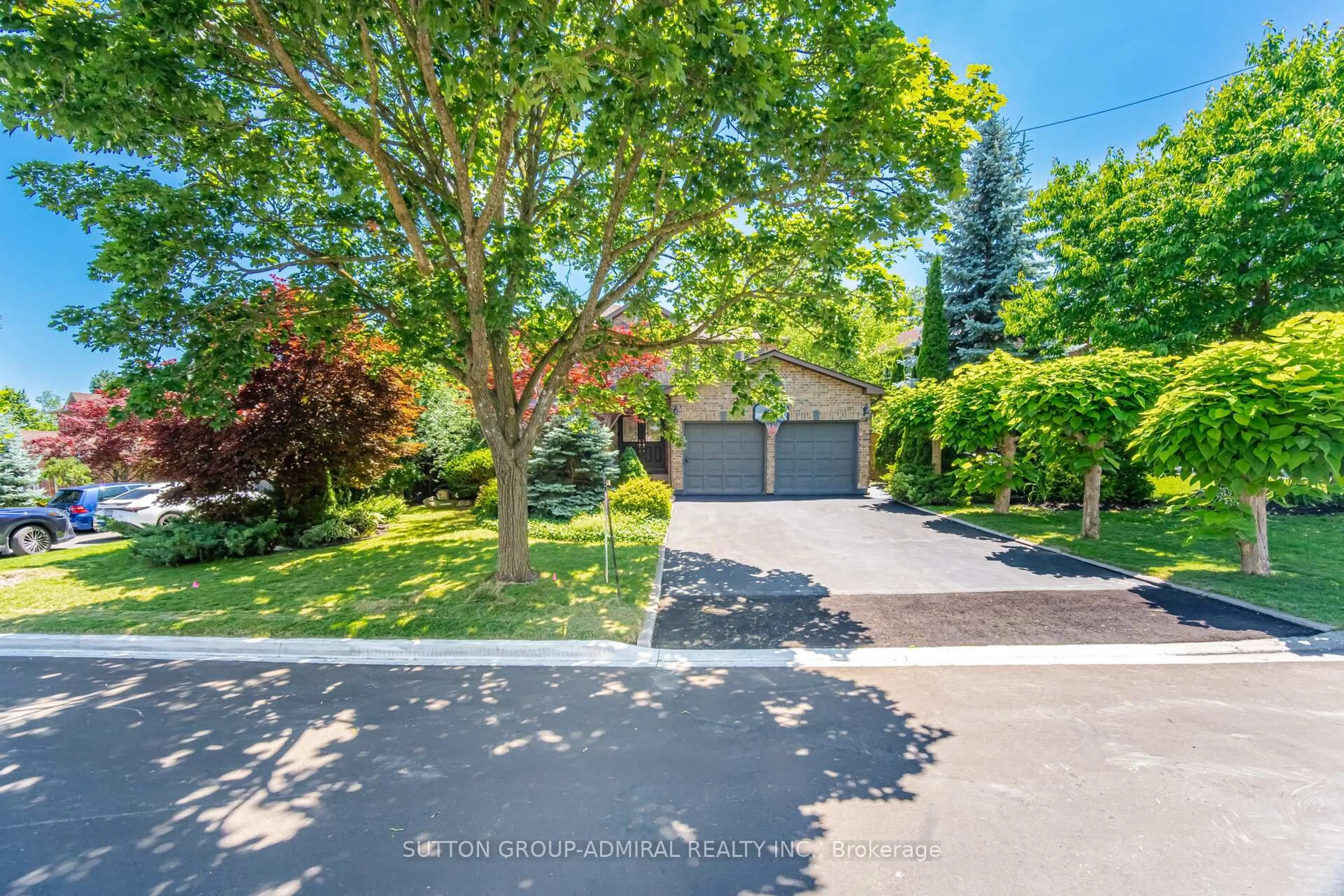 A pic from outside/outdoor area/front of a property/back of a property/a pic from drone, street for 70 Topham Cres, Richmond Hill Ontario L4C 9G9