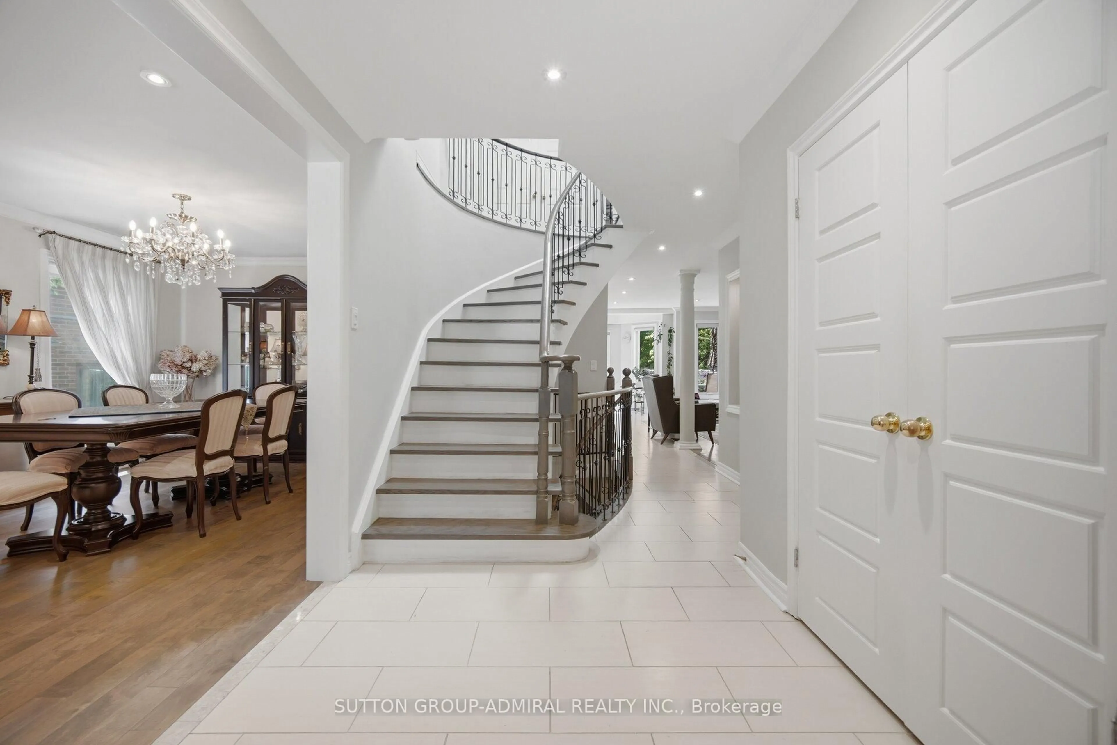 Indoor foyer for 70 Topham Cres, Richmond Hill Ontario L4C 9G9