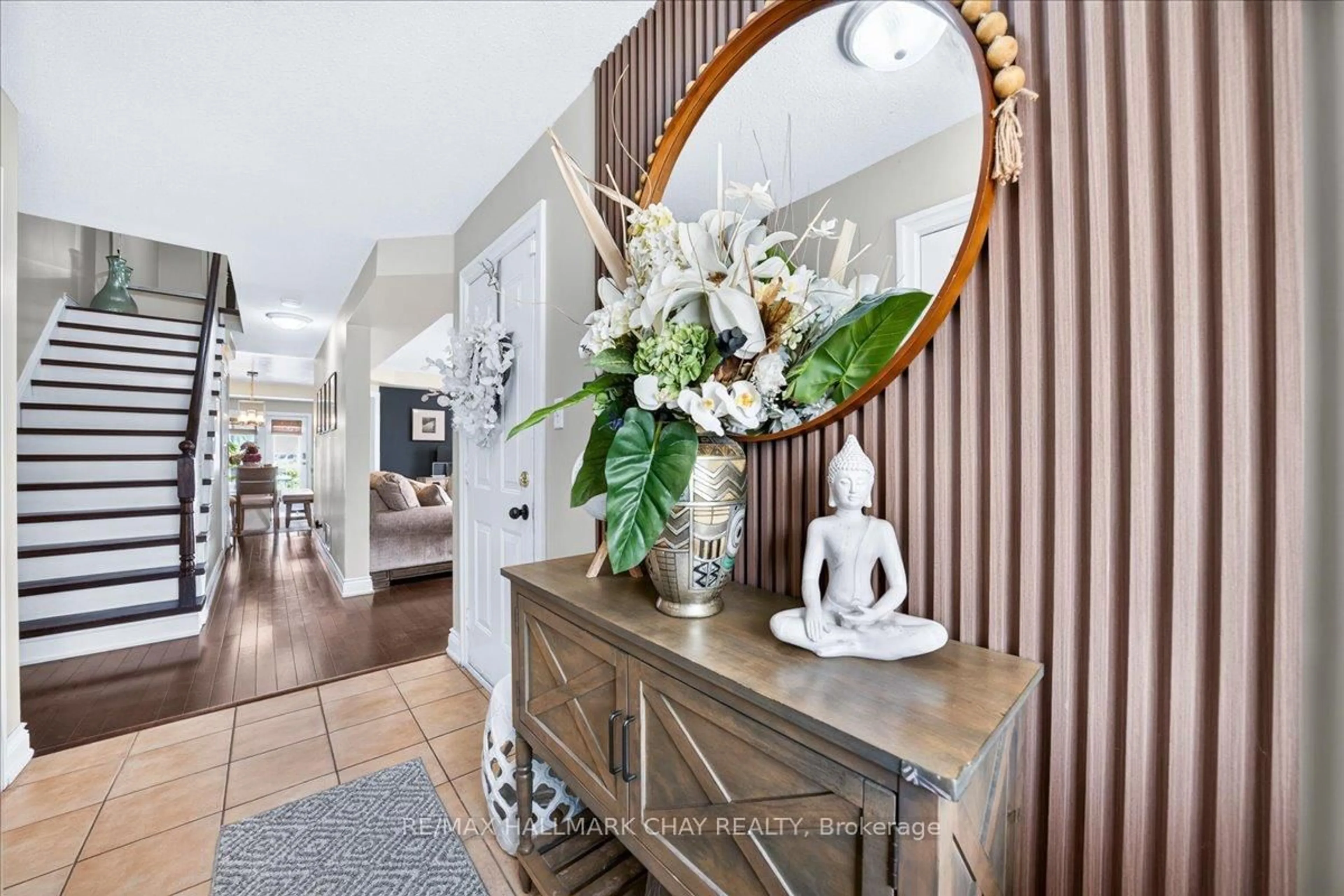 Indoor entryway for 551 Pelletier Crt, Newmarket Ontario L3X 2N7