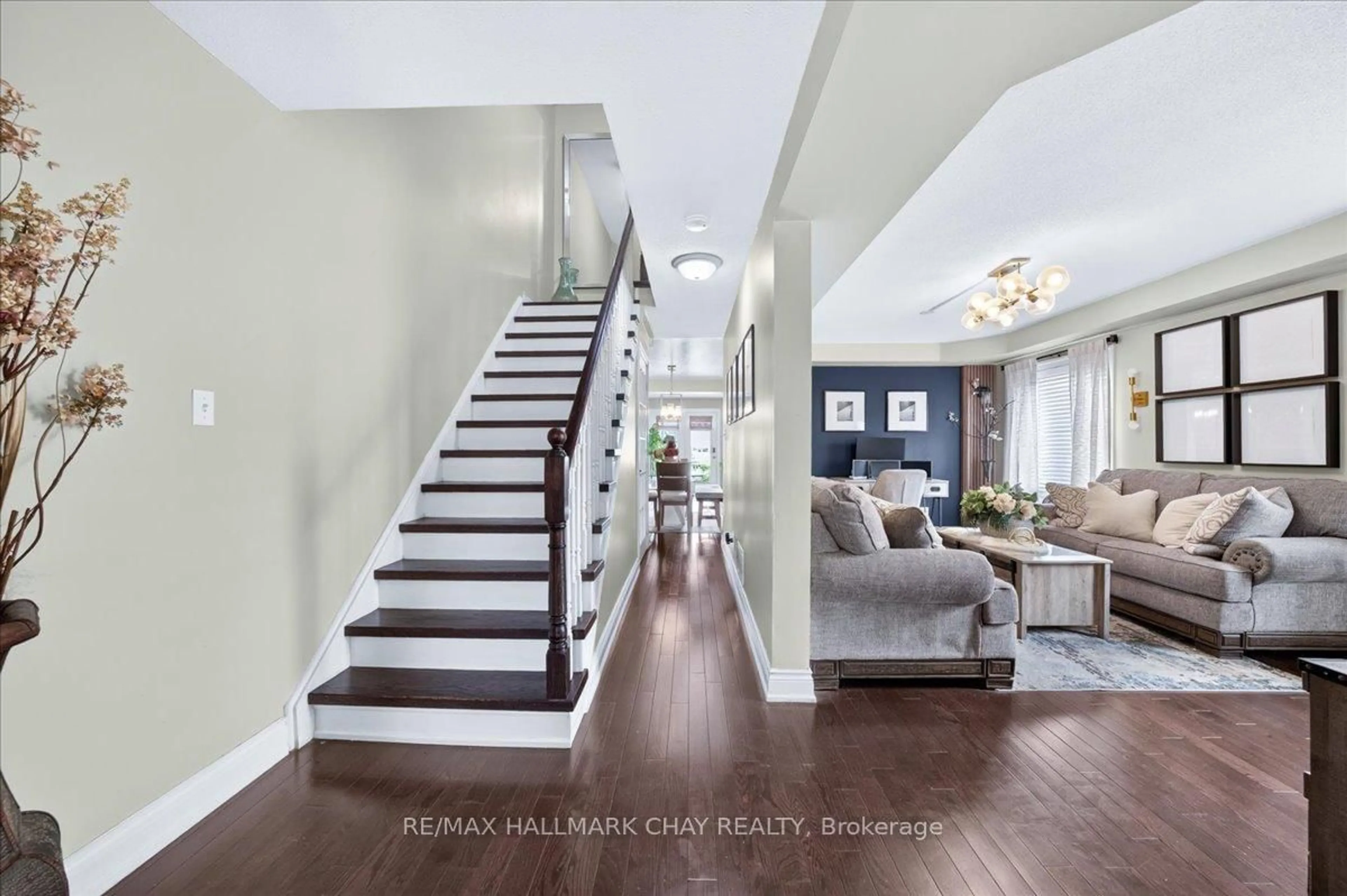 Indoor entryway for 551 Pelletier Crt, Newmarket Ontario L3X 2N7