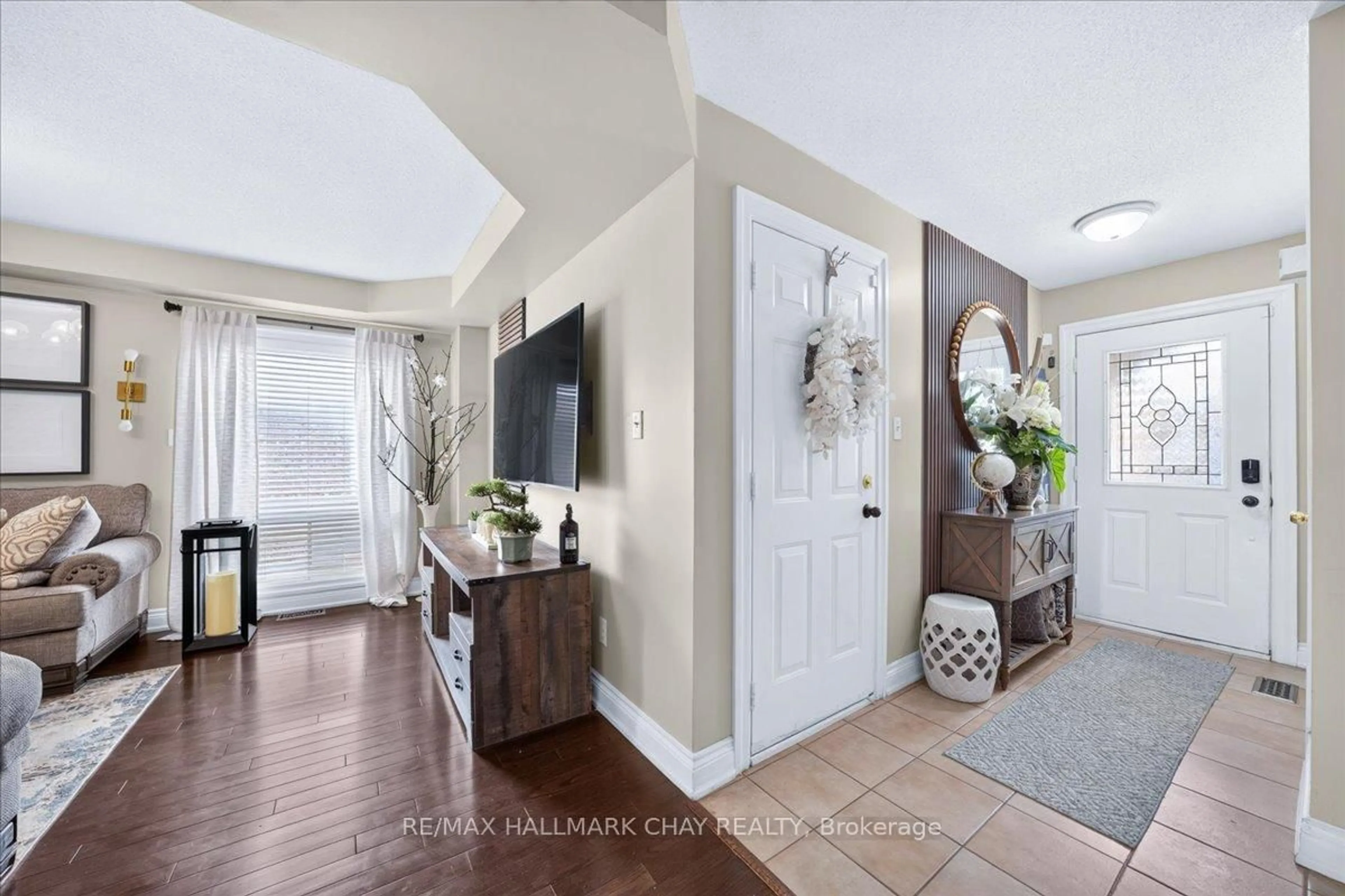 Indoor entryway for 551 Pelletier Crt, Newmarket Ontario L3X 2N7