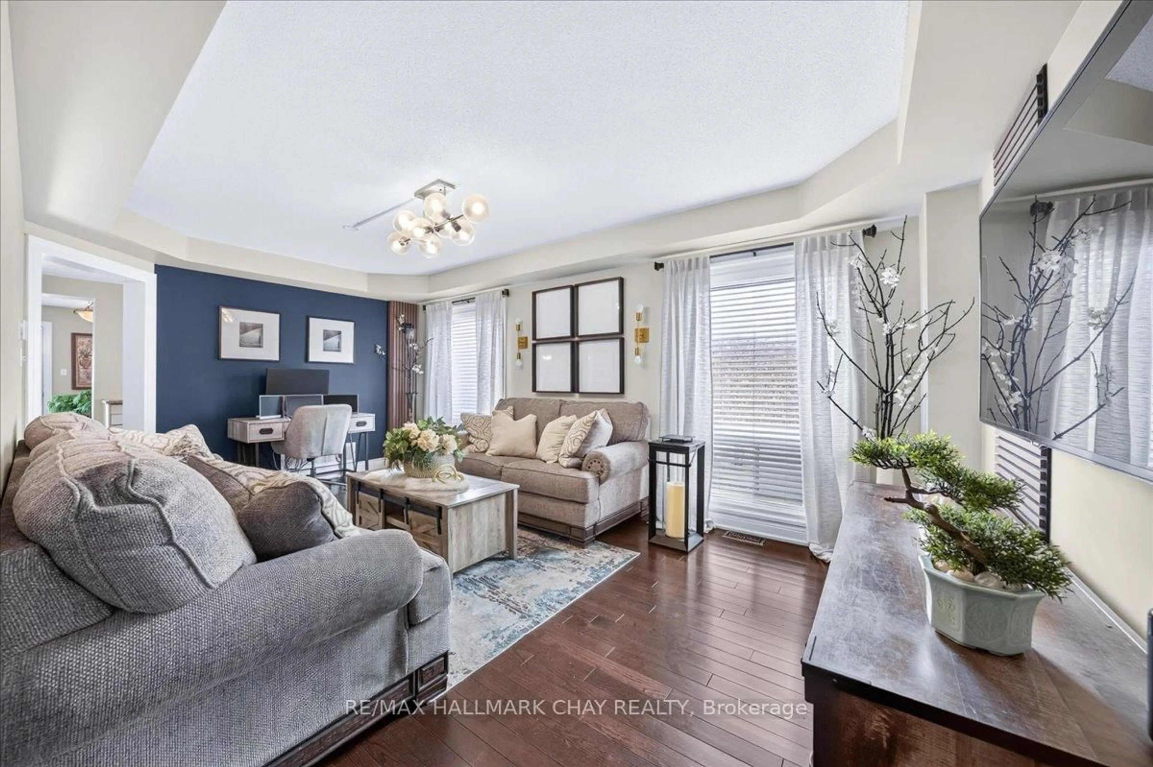 Living room with furniture, unknown for 551 Pelletier Crt, Newmarket Ontario L3X 2N7