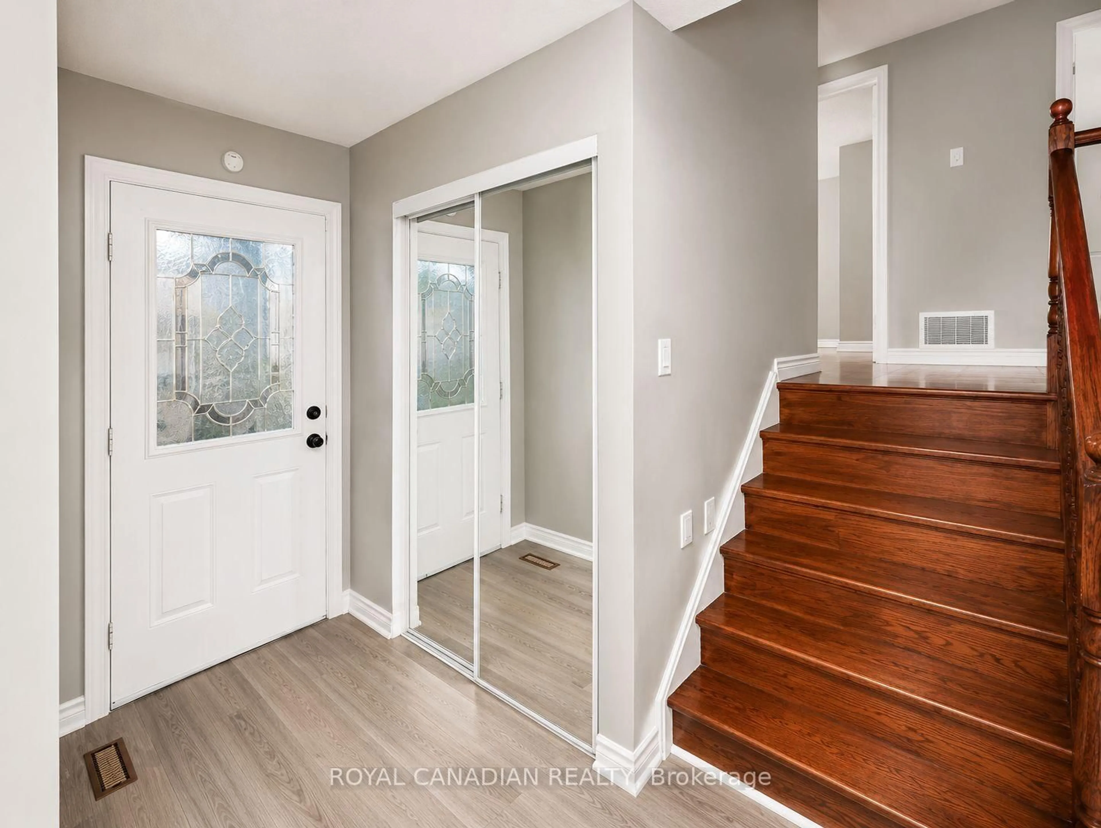 Indoor entryway for 36 Maplegrove Ave, Bradford West Gwillimbury Ontario L3Z 1S1