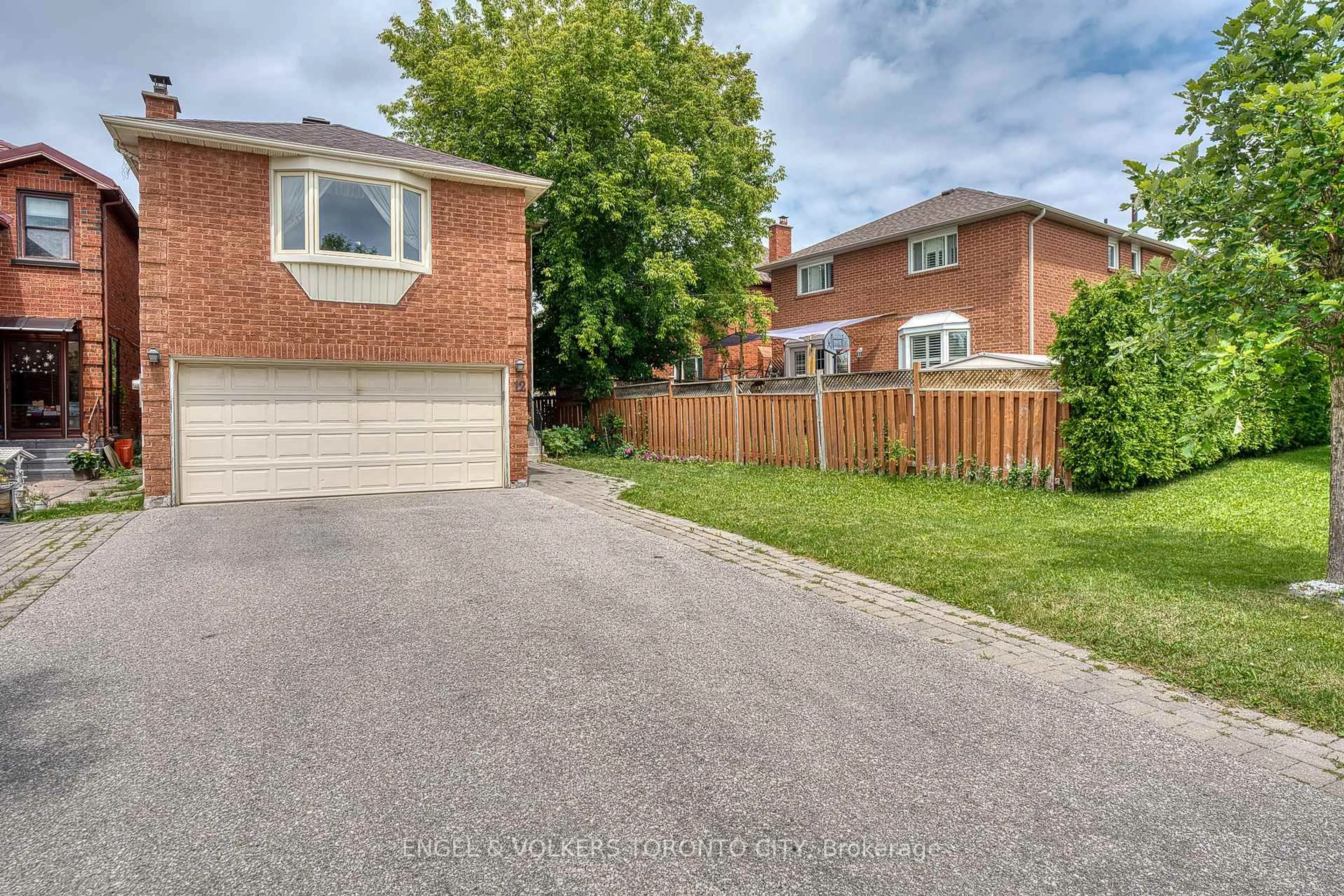 A pic from outside/outdoor area/front of a property/back of a property/a pic from drone, street for 12 Millbank Crt, Vaughan Ontario L4J 6B9