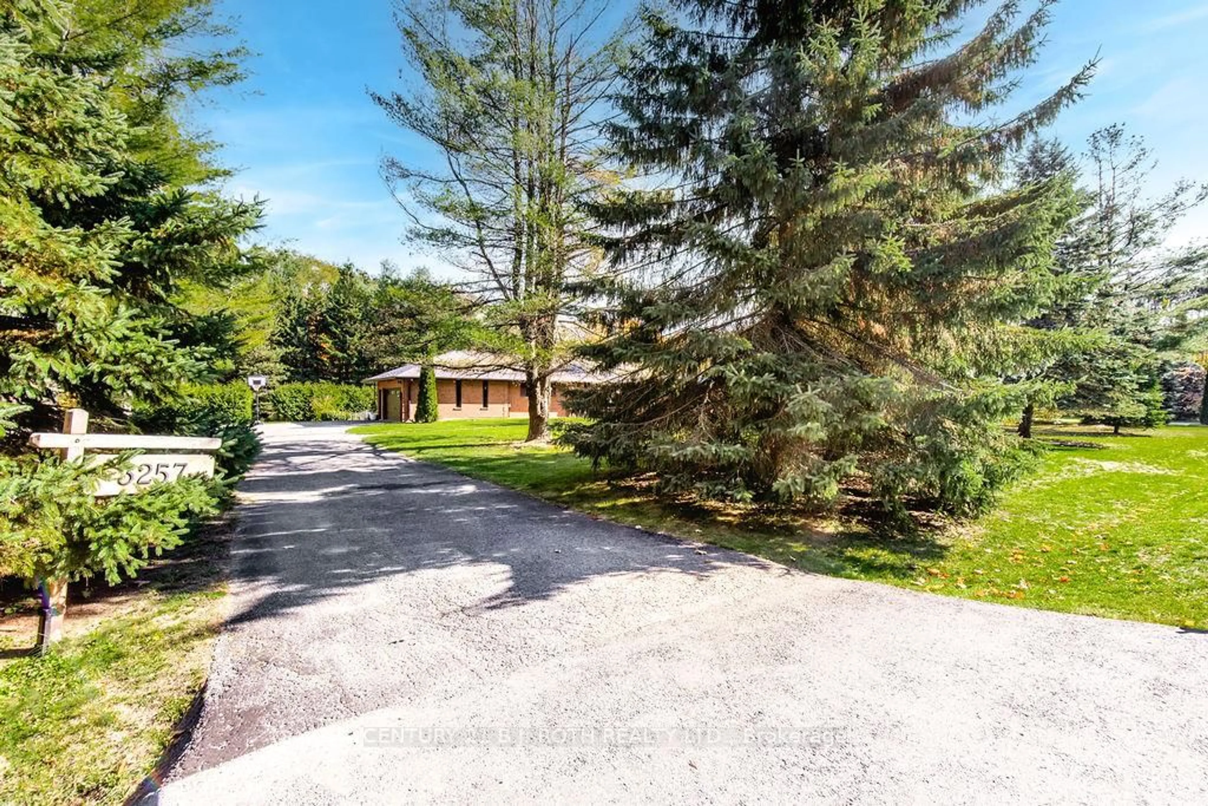 A pic from outside/outdoor area/front of a property/back of a property/a pic from drone, street for 3257 LIAH Lane, Innisfil Ontario L9S 2B4