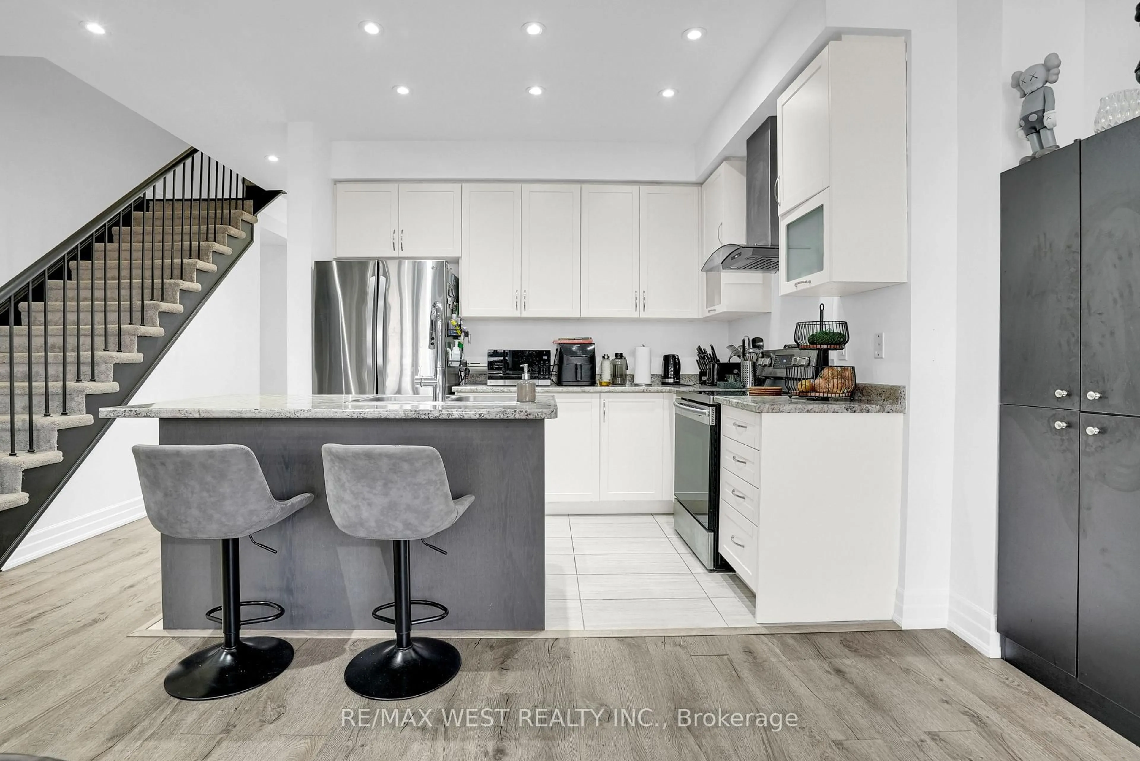 Contemporary kitchen, unknown for 128 Wagner Cres, Essa Ontario L0M 1B6