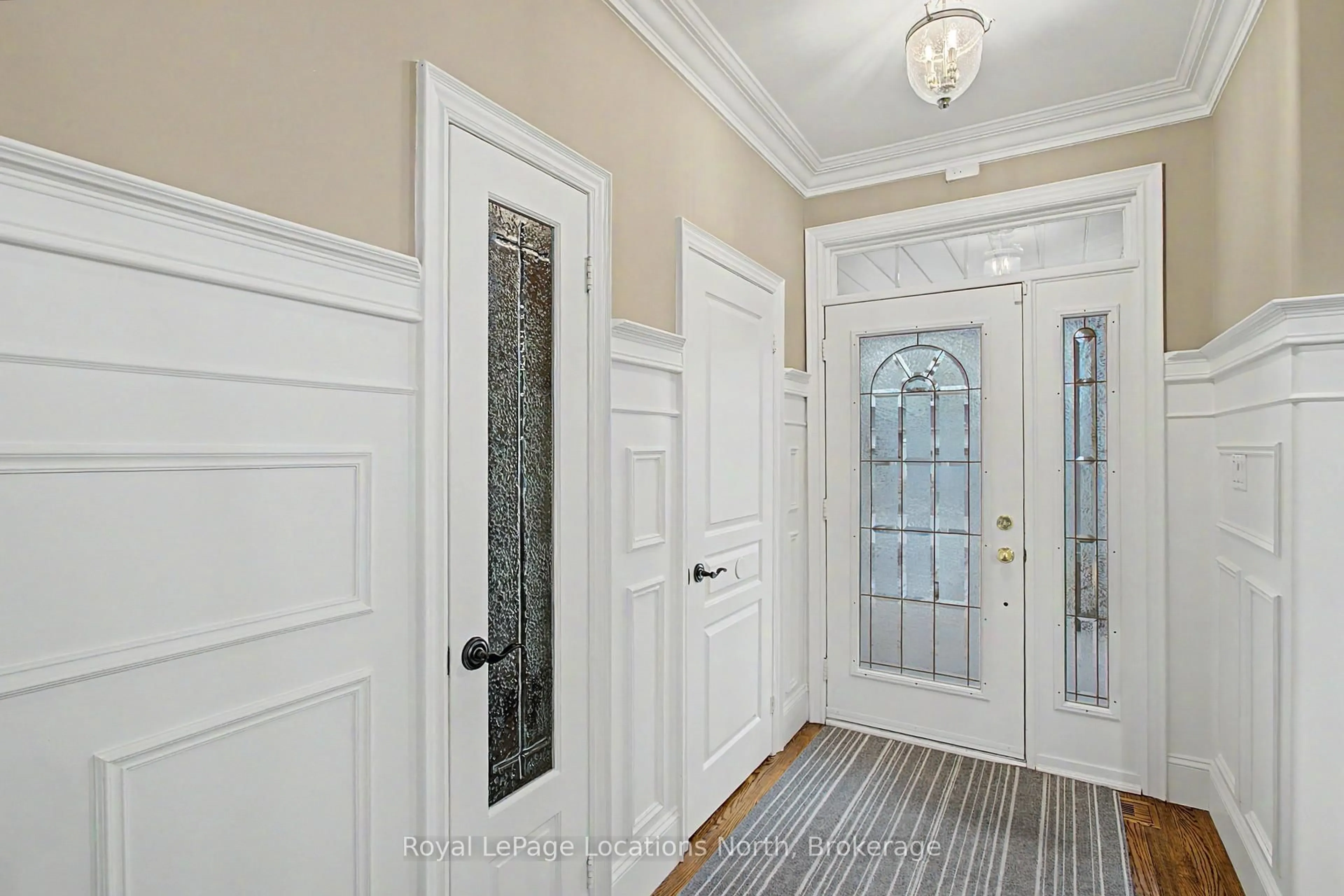 Indoor entryway for 727 Madeline Hts, Newmarket Ontario L3X 2J6