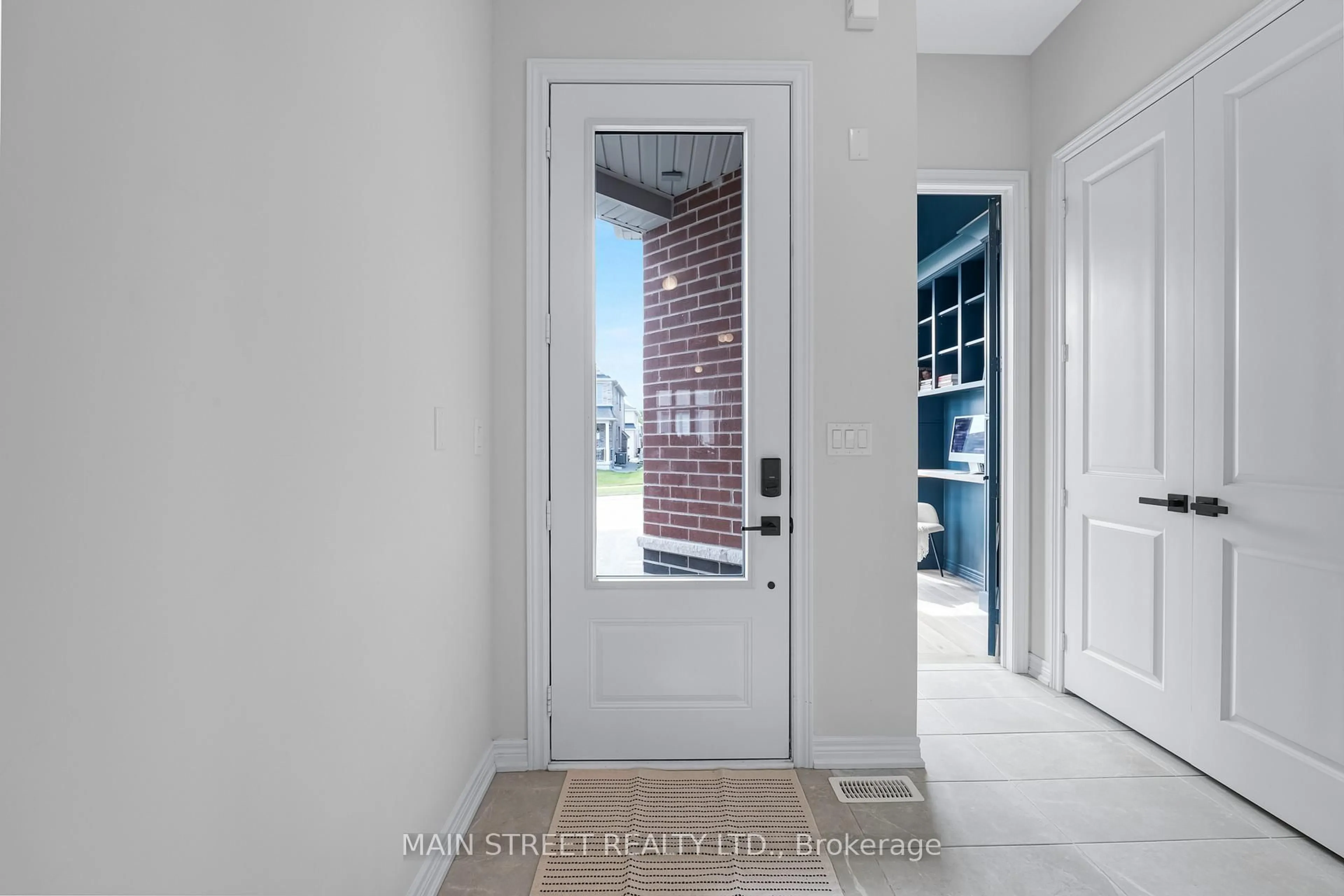 Indoor entryway for 15 Ainslie Hill Cres, Georgina Ontario L0E 1R0