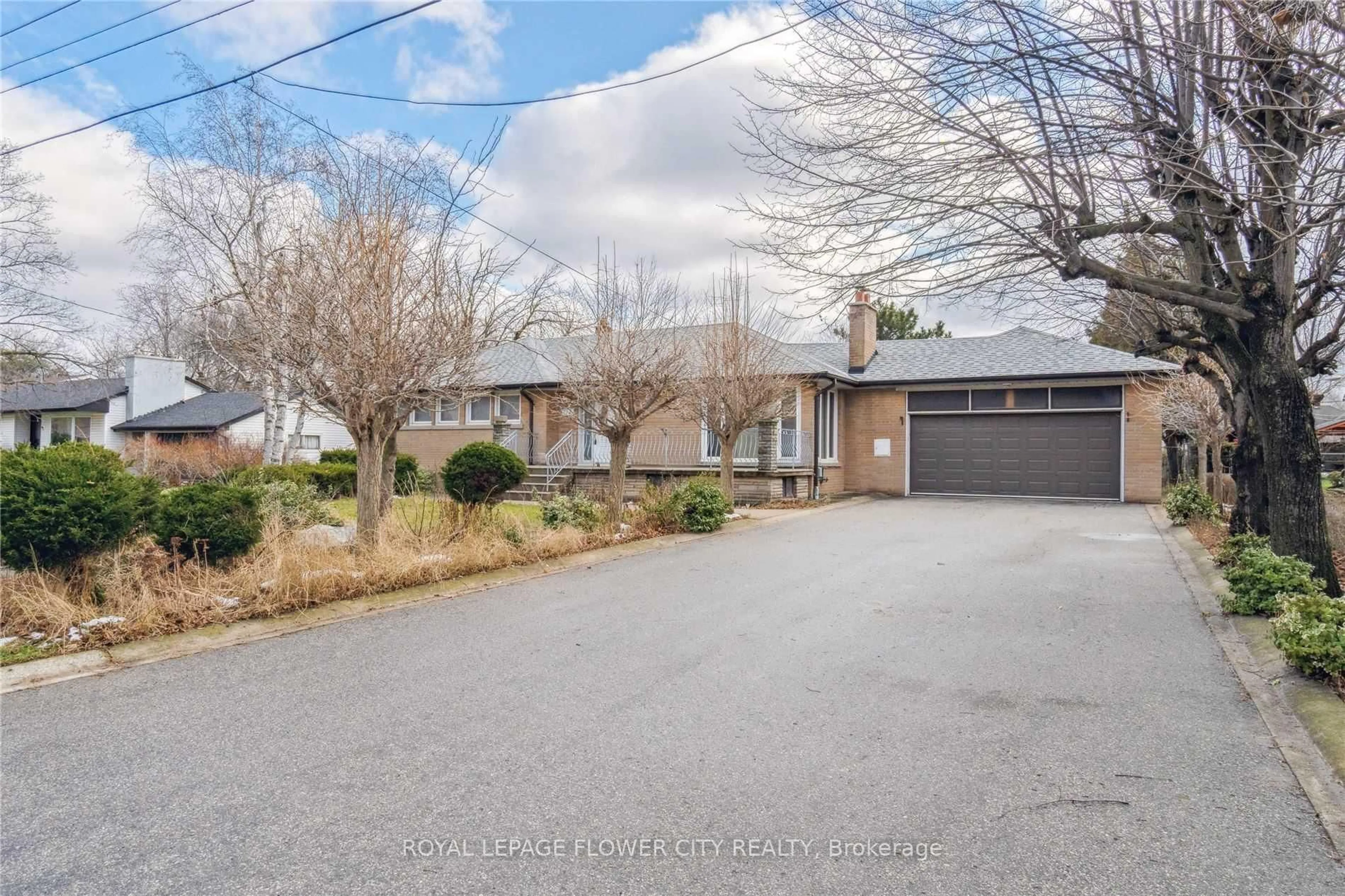 A pic from outside/outdoor area/front of a property/back of a property/a pic from drone, street for 51 Hillside Ave, Vaughan Ontario L4K 1X1