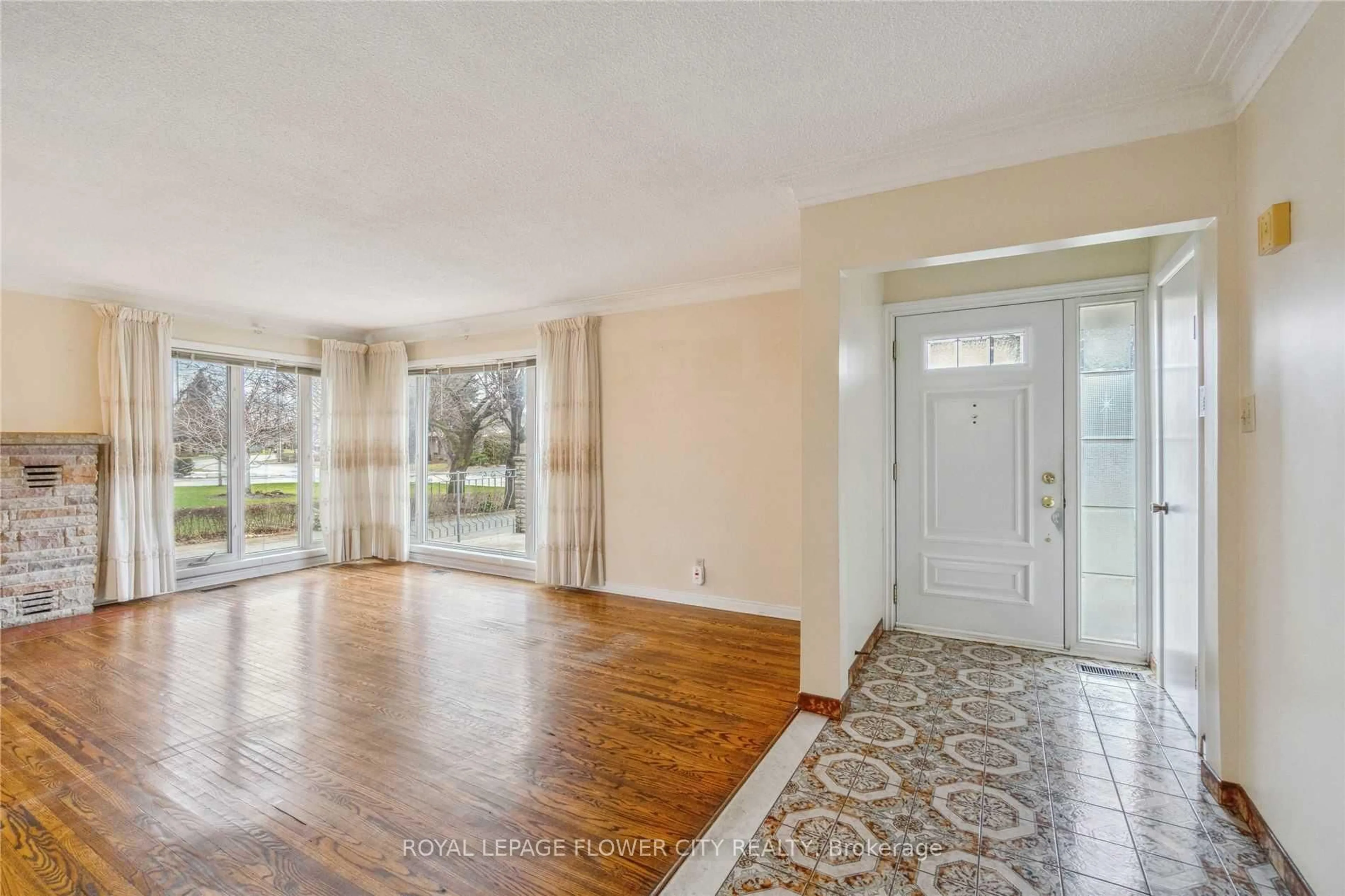 Indoor entryway for 51 Hillside Ave, Vaughan Ontario L4K 1X1