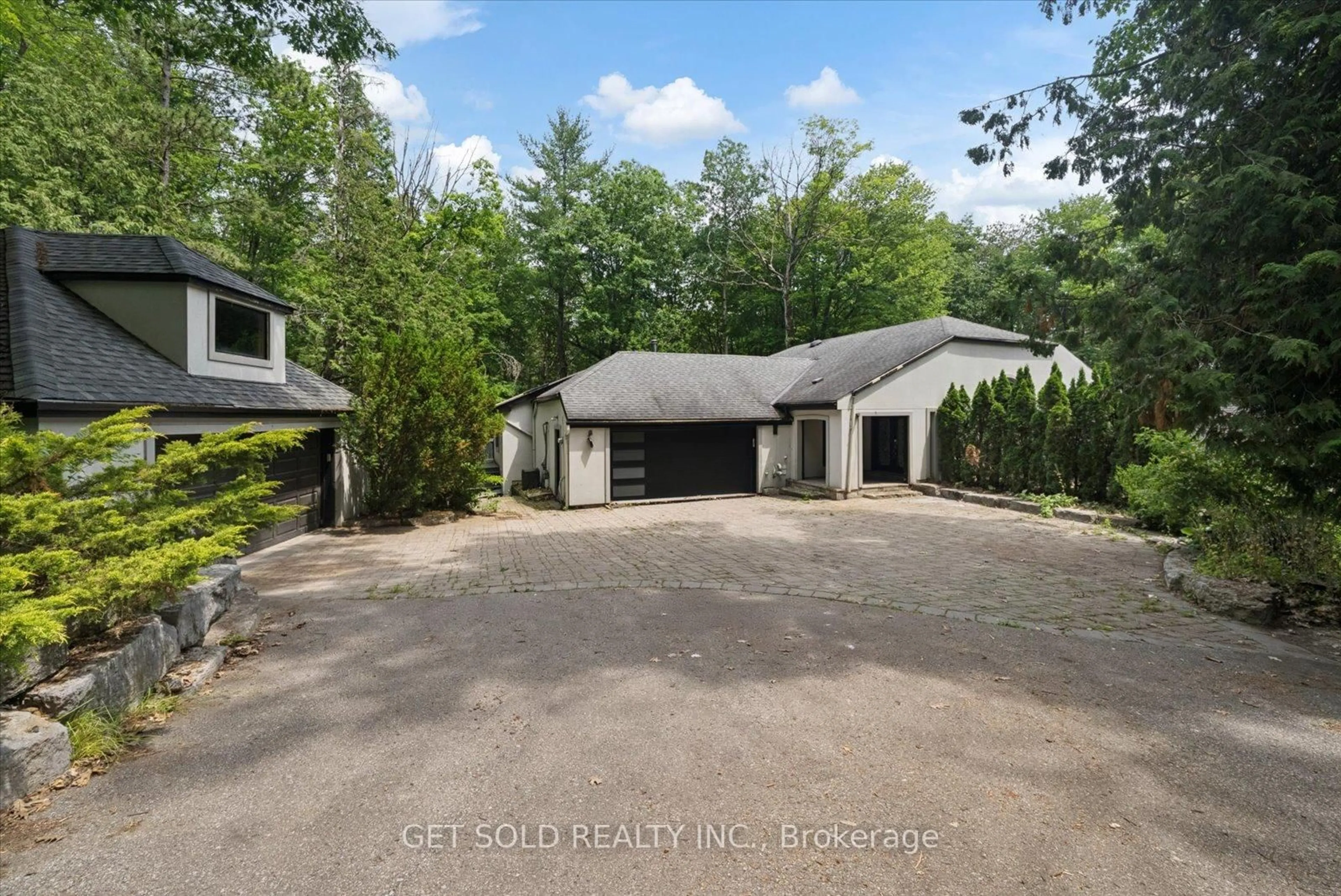 A pic from outside/outdoor area/front of a property/back of a property/a pic from drone, unknown for 80 White Pine Tr, Richmond Hill Ontario L4E 3L8