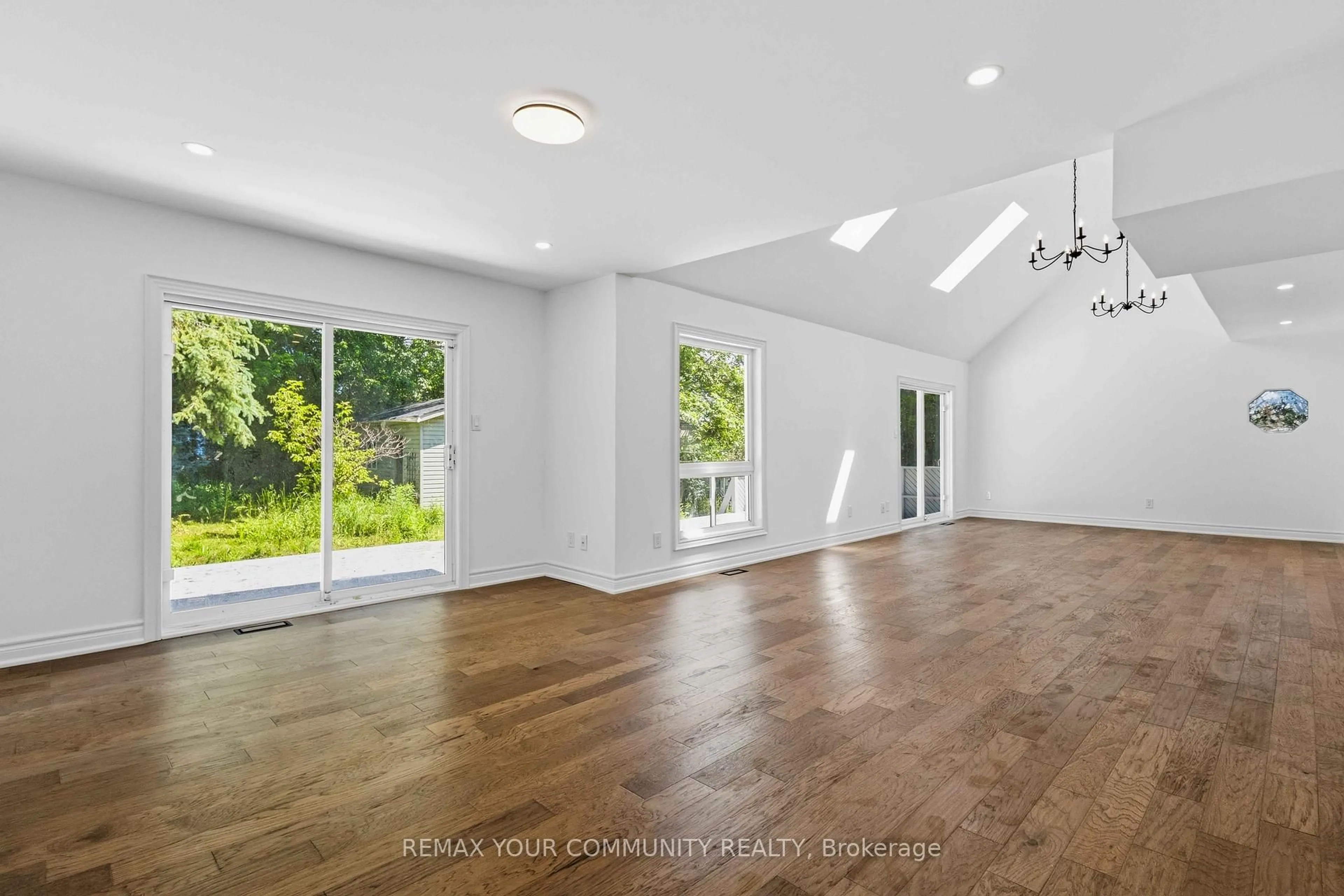 A pic of a room for 924 Helen St, Innisfil Ontario L9S 1T5