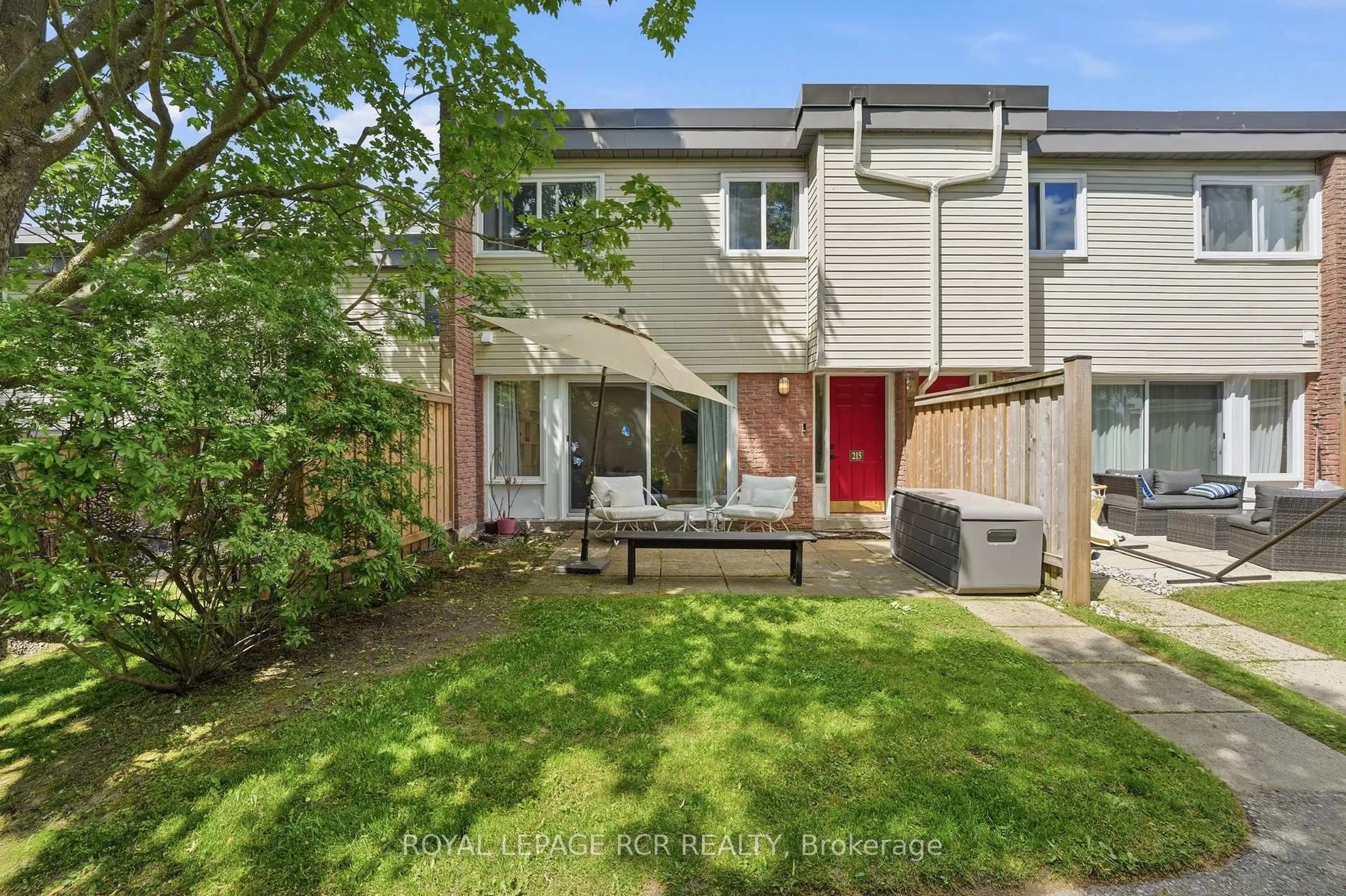 A pic from outside/outdoor area/front of a property/back of a property/a pic from drone, street for 215 Milestone Cres #75, Aurora Ontario L4G 3M2