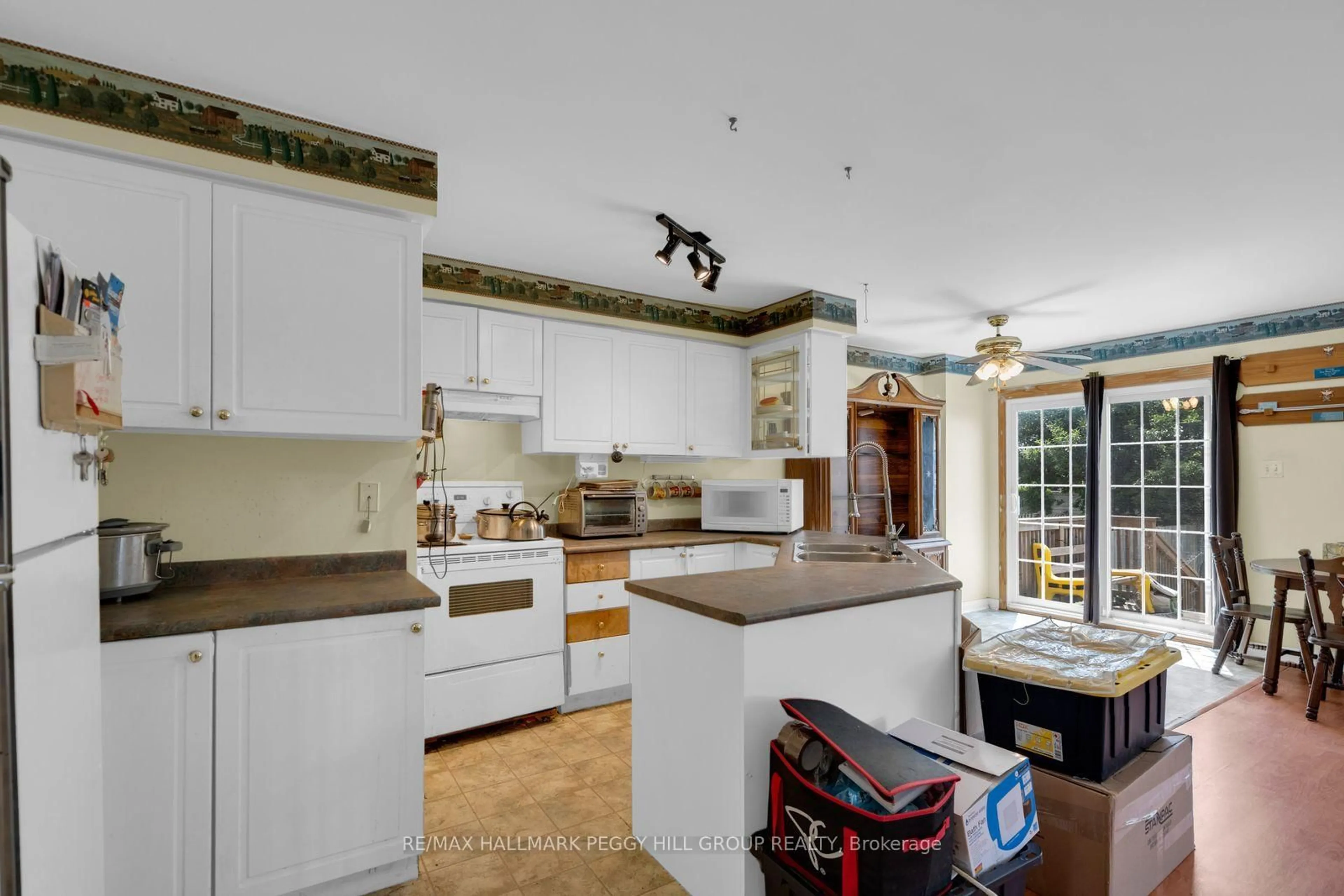 Open concept kitchen, ceramic/tile floor for 46 Henderson Cres, New Tecumseth Ontario L9R 1Y4