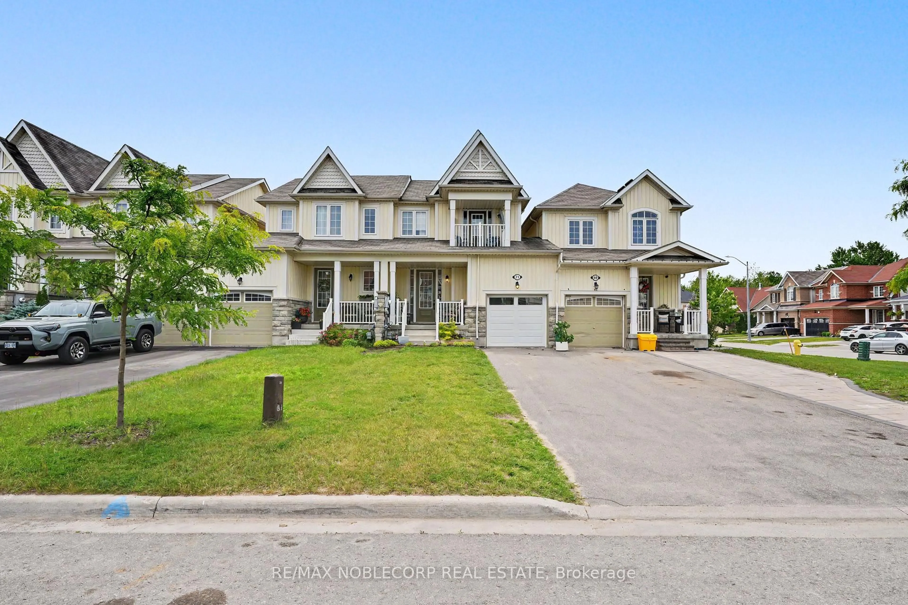 A pic from outside/outdoor area/front of a property/back of a property/a pic from drone, street for 71 Blanchard Cres, Essa Ontario L0M 1B5