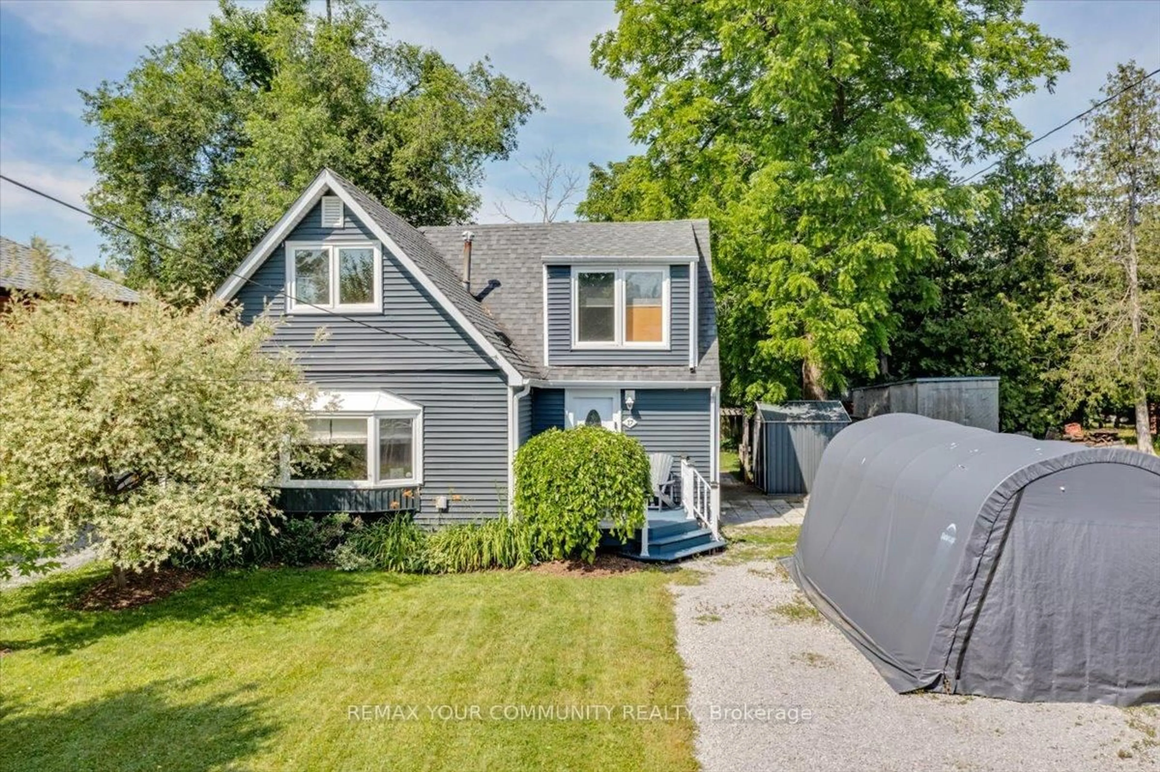 Home with vinyl exterior material, street for 17 Farley Circ, Georgina Ontario L0E 1S0