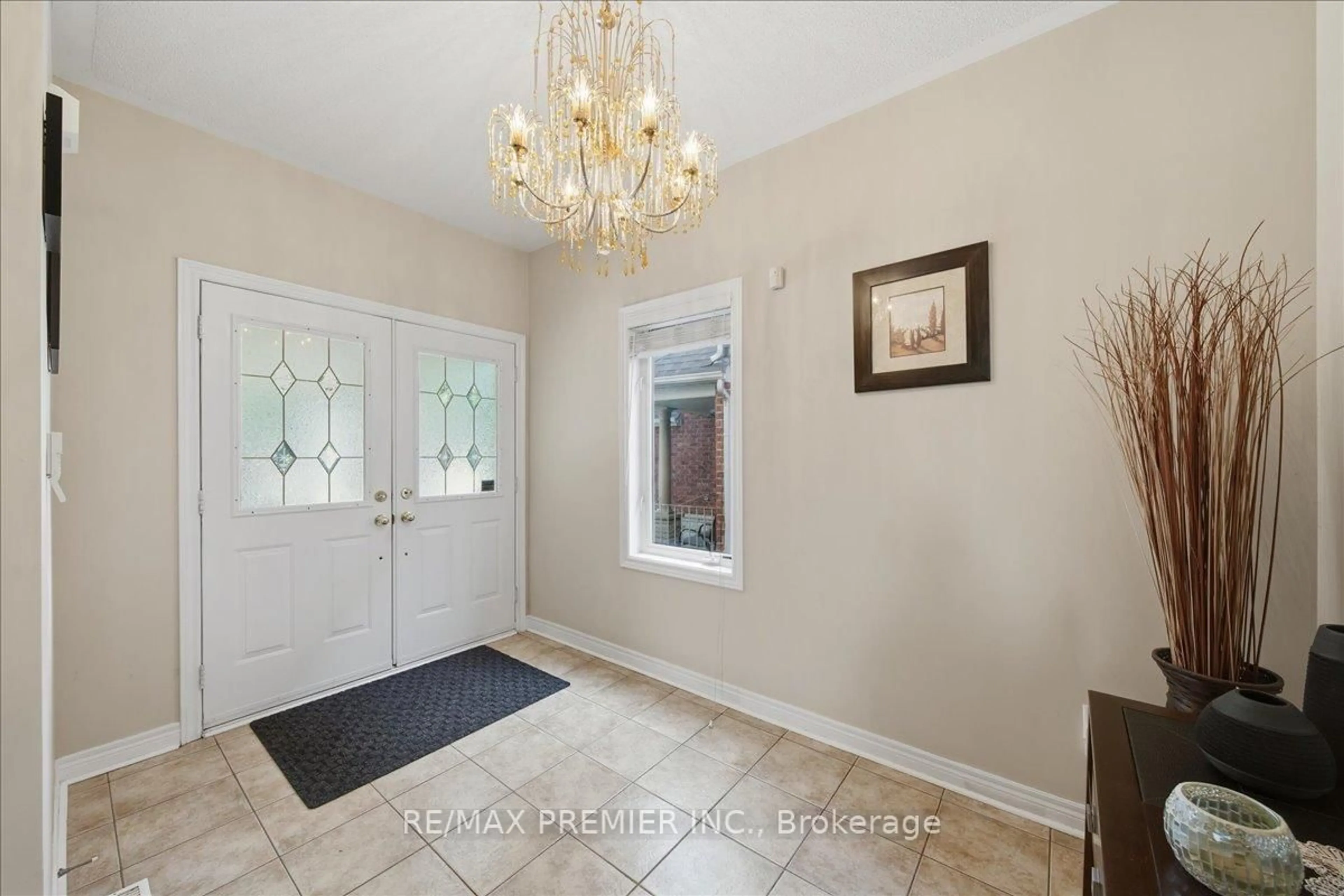 Indoor entryway for 5 Laura Sabrina Dr, Vaughan Ontario L4H 1X2