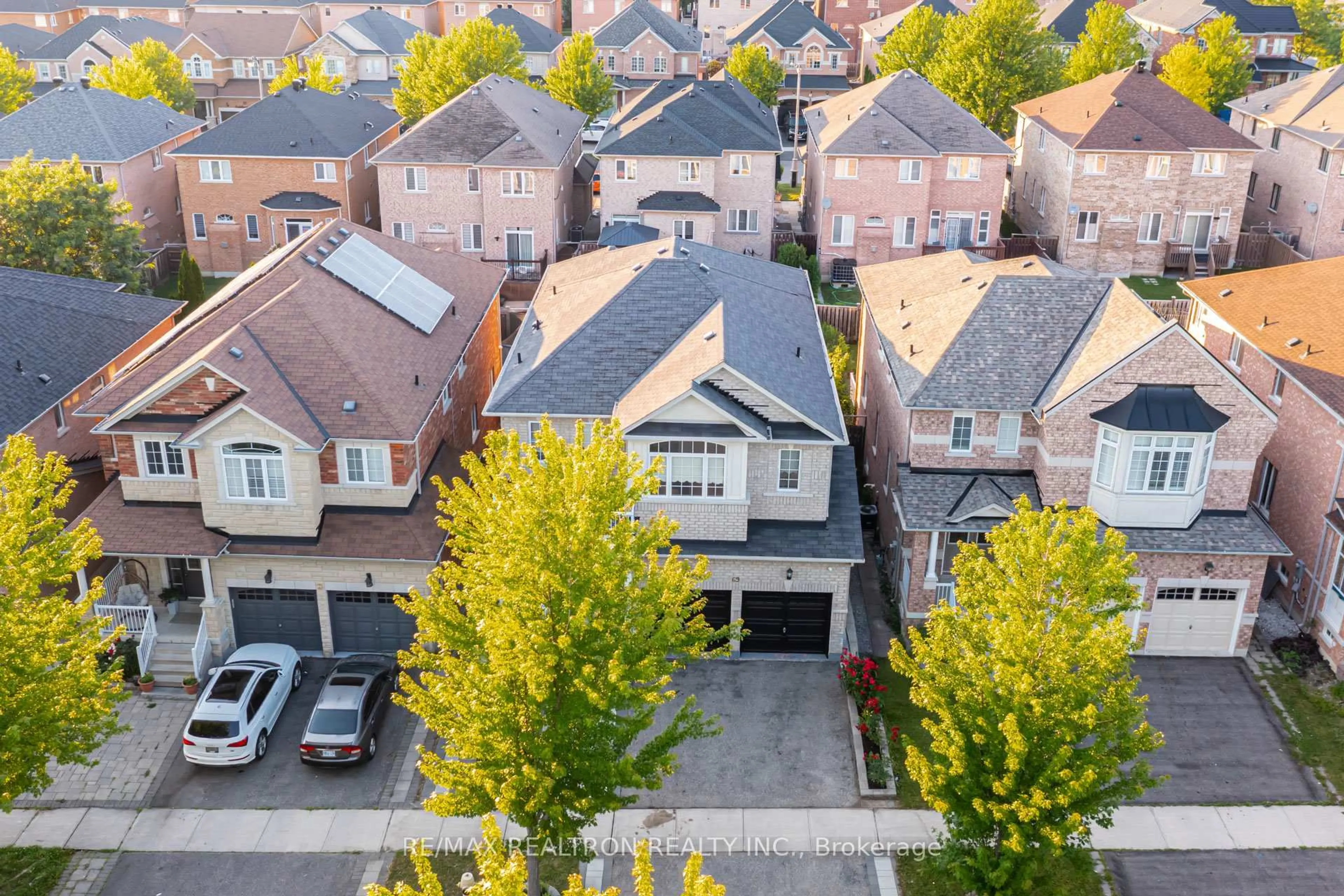 A pic from outside/outdoor area/front of a property/back of a property/a pic from drone, street for 69 Batchford Cres, Markham Ontario L6B 0C2