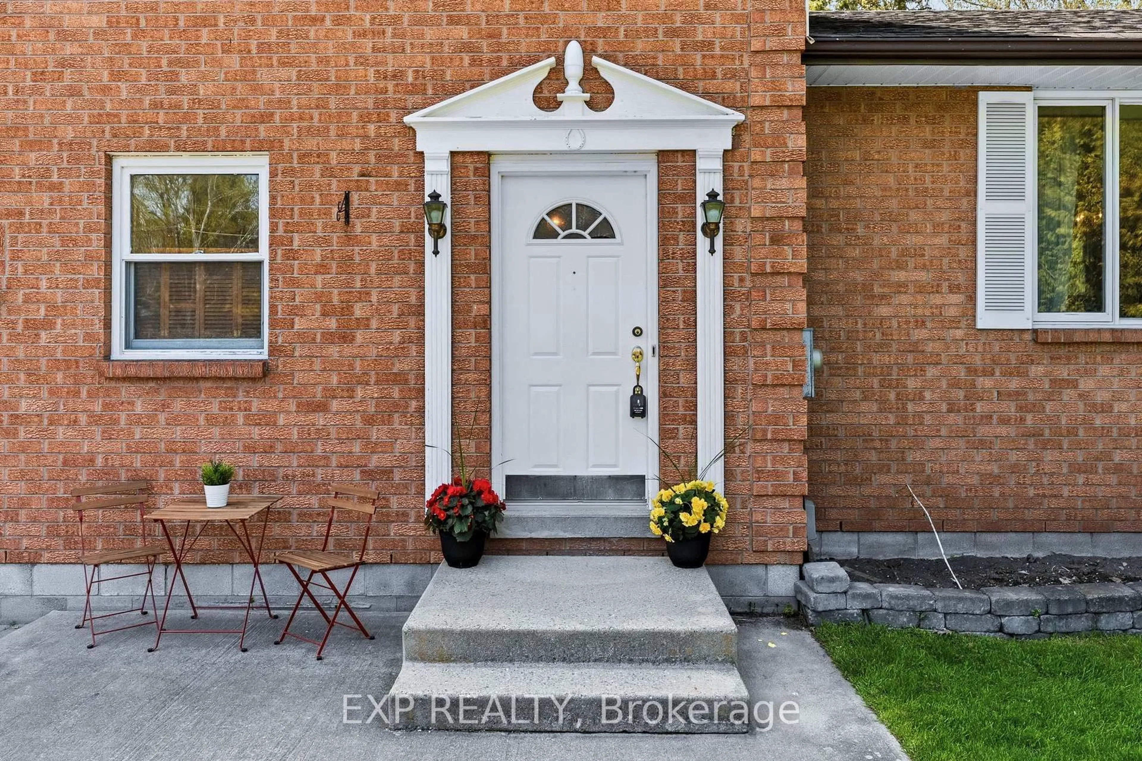 Indoor entryway for 32 Louisa St, Georgina Ontario L0E 1L0