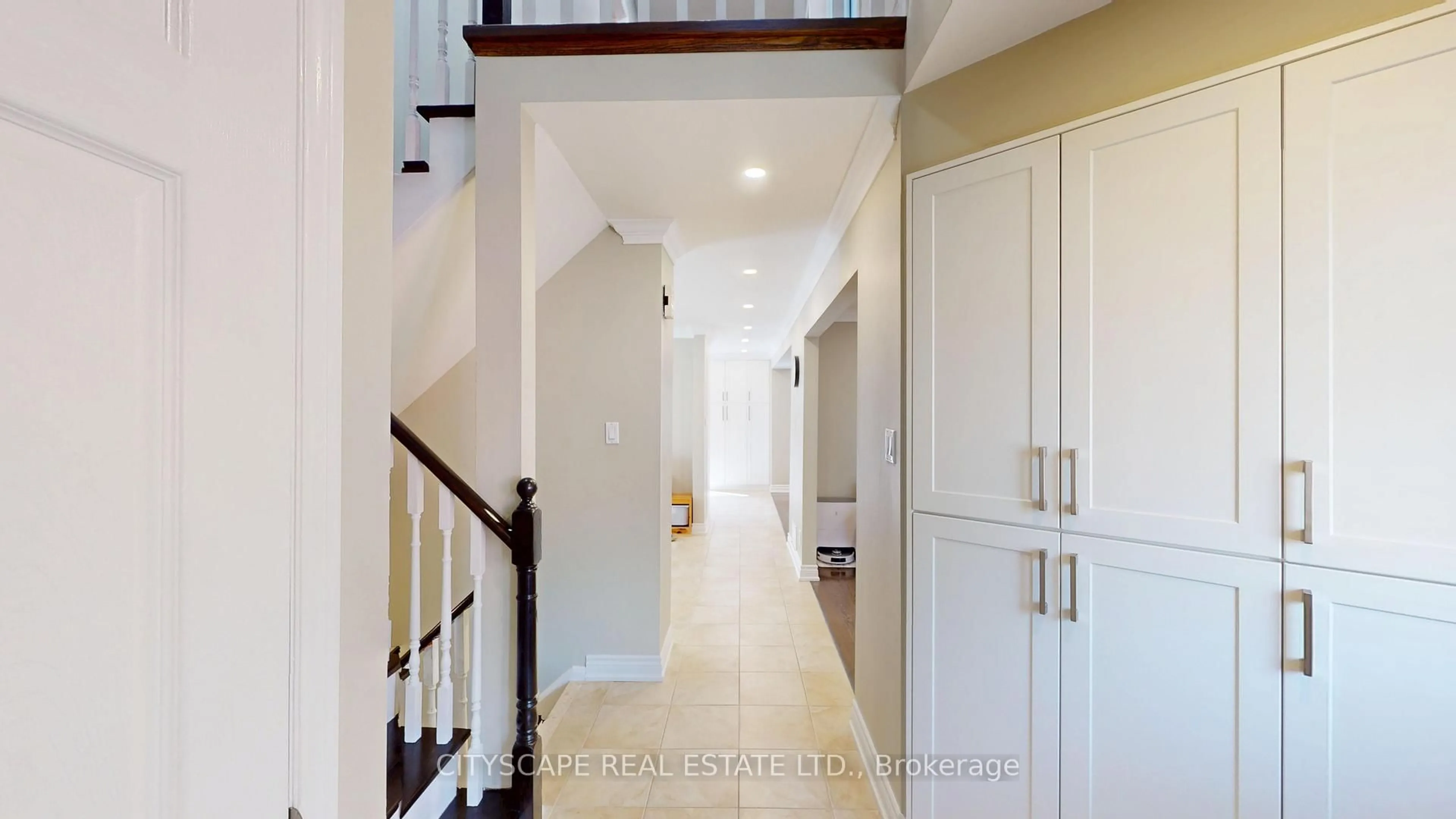 Indoor entryway for 17 Badessa Circ, Vaughan Ontario L4J 6E7