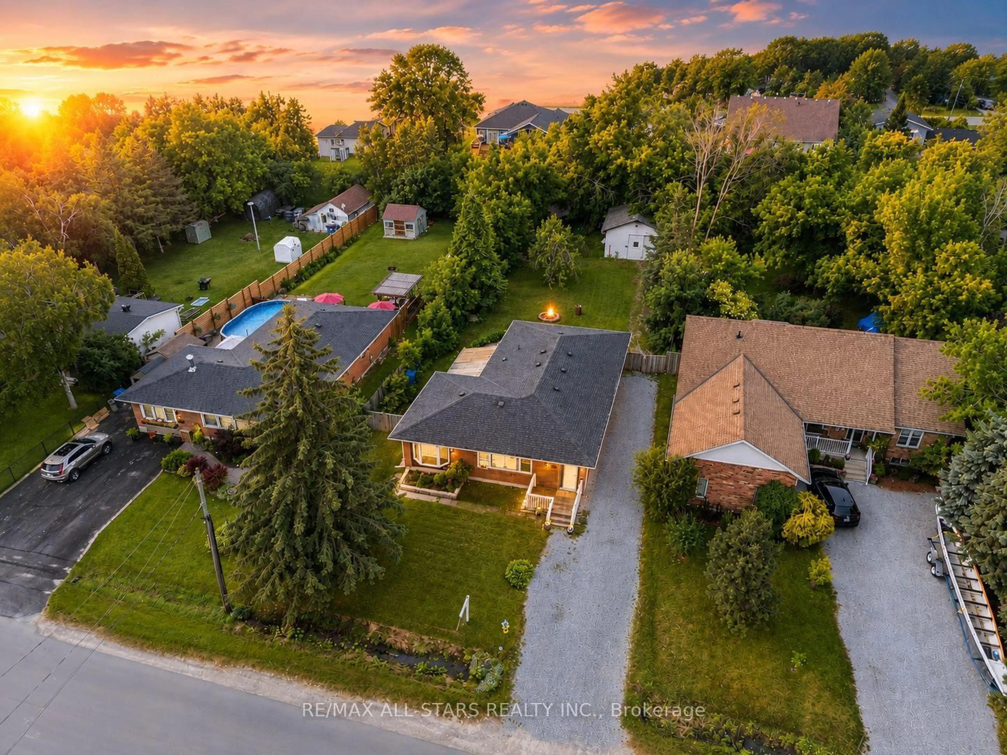 A pic from outside/outdoor area/front of a property/back of a property/a pic from drone, street for 340 Walter Dr, Georgina Ontario L4P 3A7