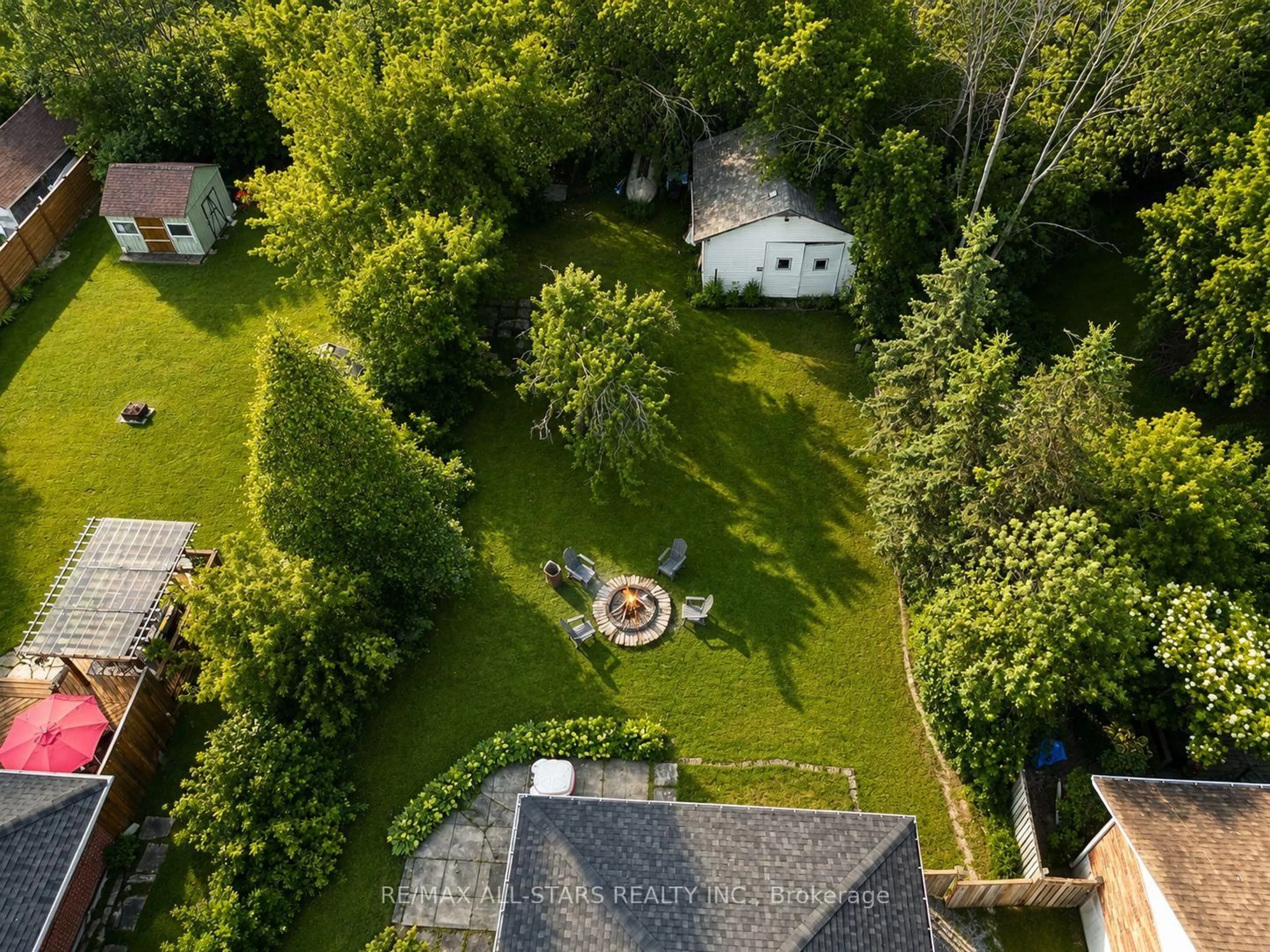 A pic from outside/outdoor area/front of a property/back of a property/a pic from drone, forest/trees view for 340 Walter Dr, Georgina Ontario L4P 3A7