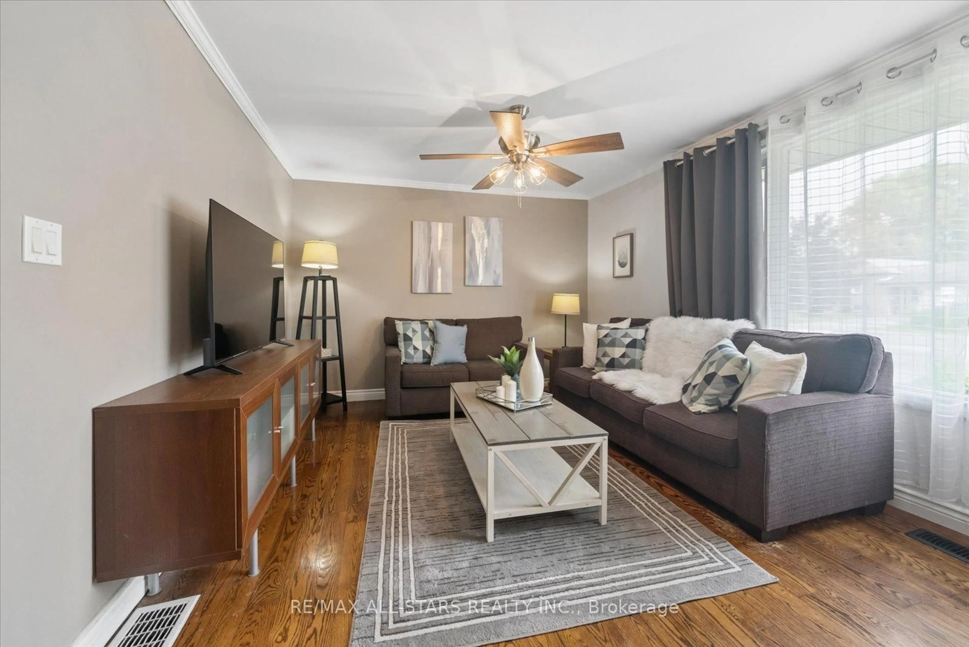 Living room with furniture, wood/laminate floor for 340 Walter Dr, Georgina Ontario L4P 3A7