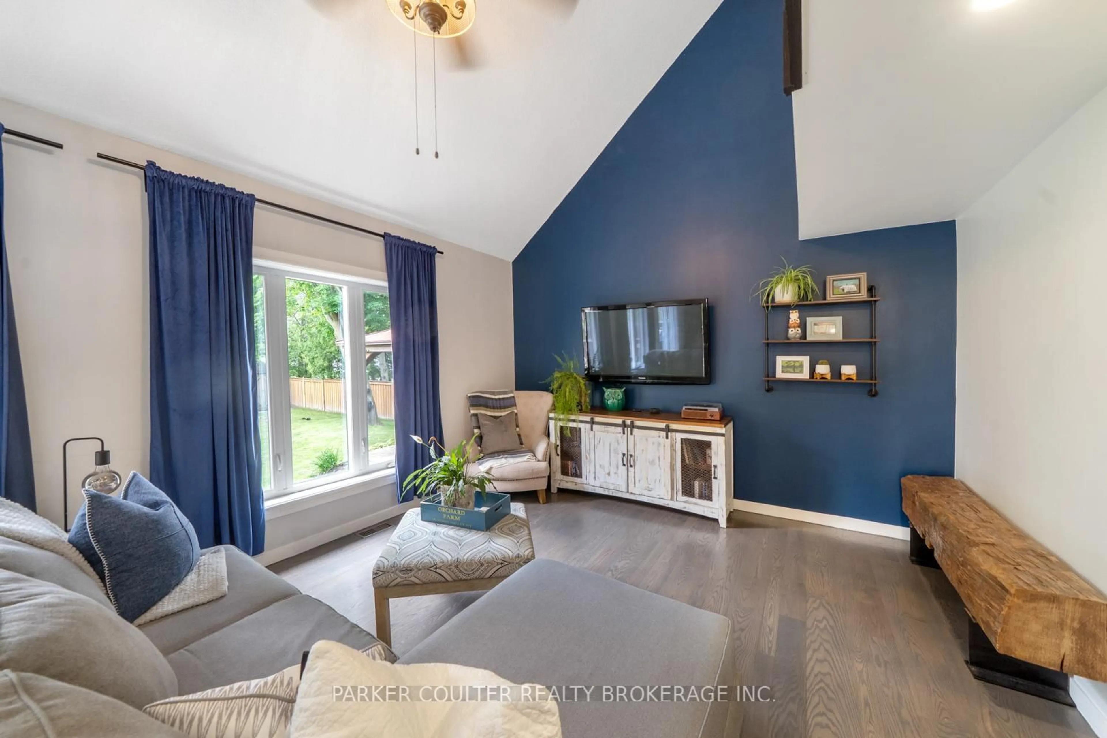 Living room with furniture, unknown for 2228 Margs Lane, Innisfil Ontario L9S 2E2