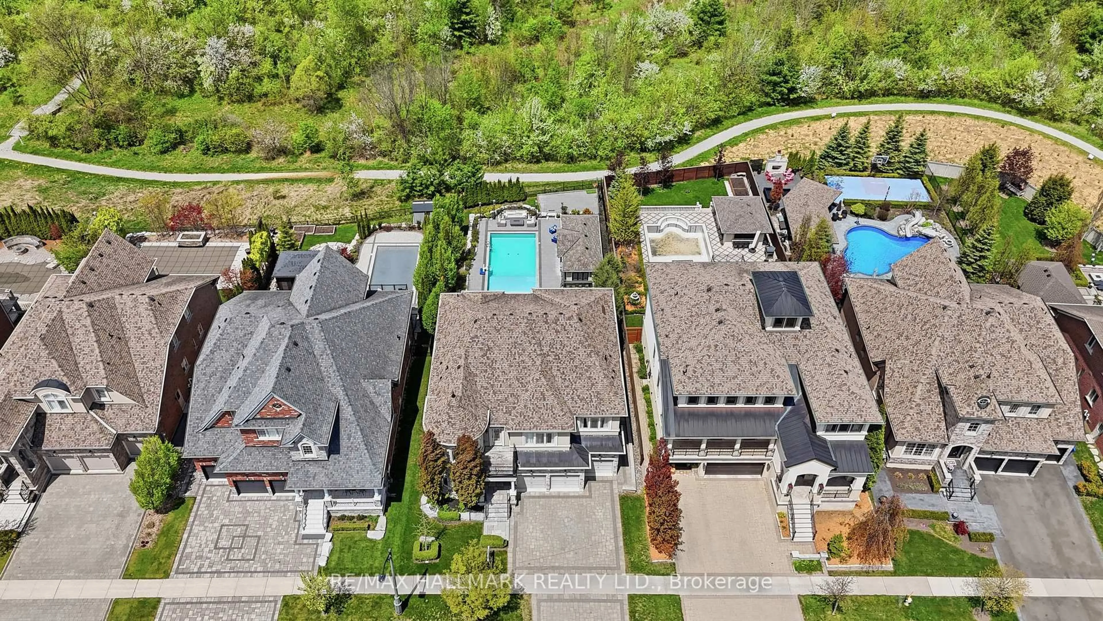 A pic from outside/outdoor area/front of a property/back of a property/a pic from drone, street for 24 Bluff Tr, King Ontario L7B 0A1