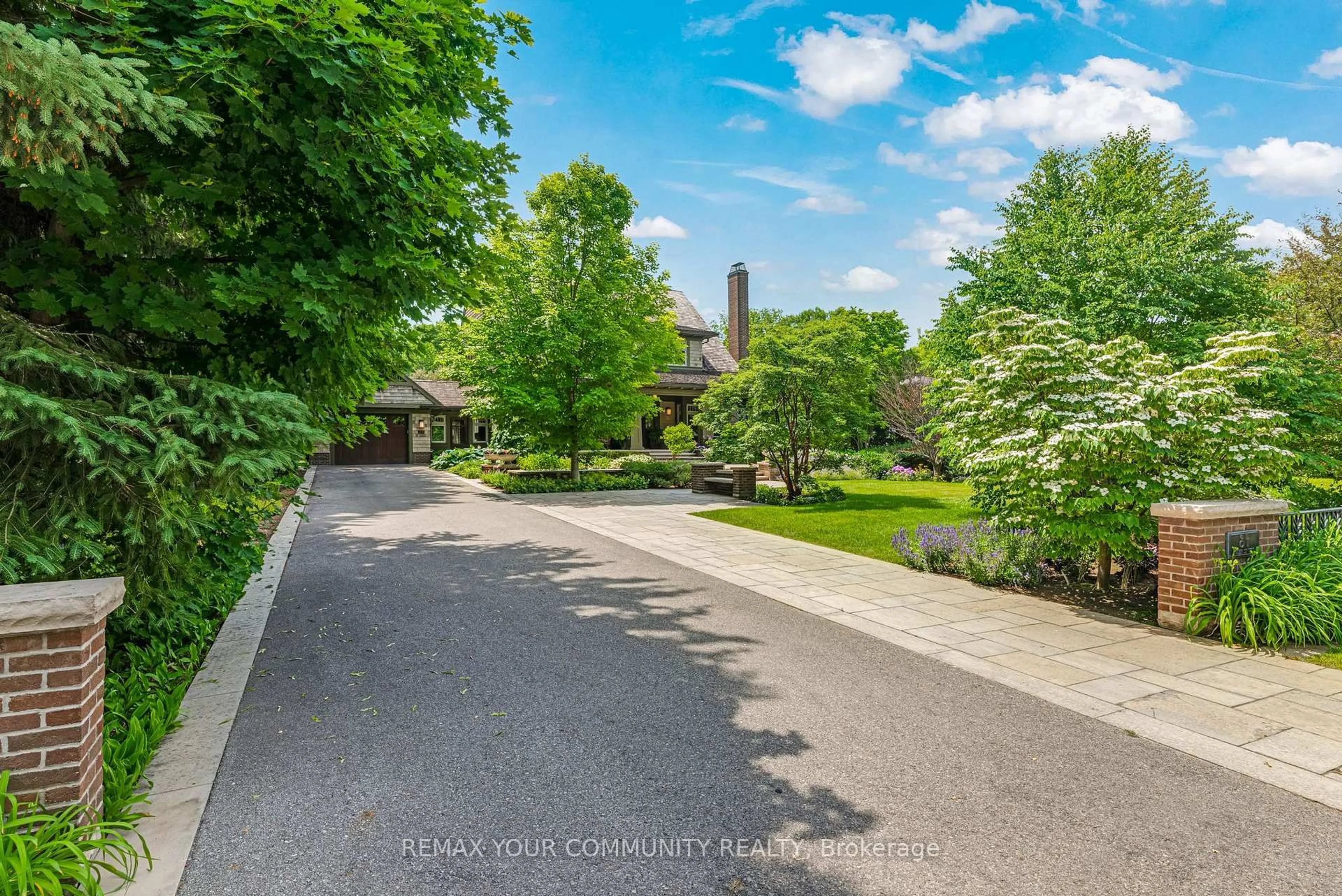 A pic from outside/outdoor area/front of a property/back of a property/a pic from drone, street for 84 Centre St, Richmond Hill Ontario L4C 3P7