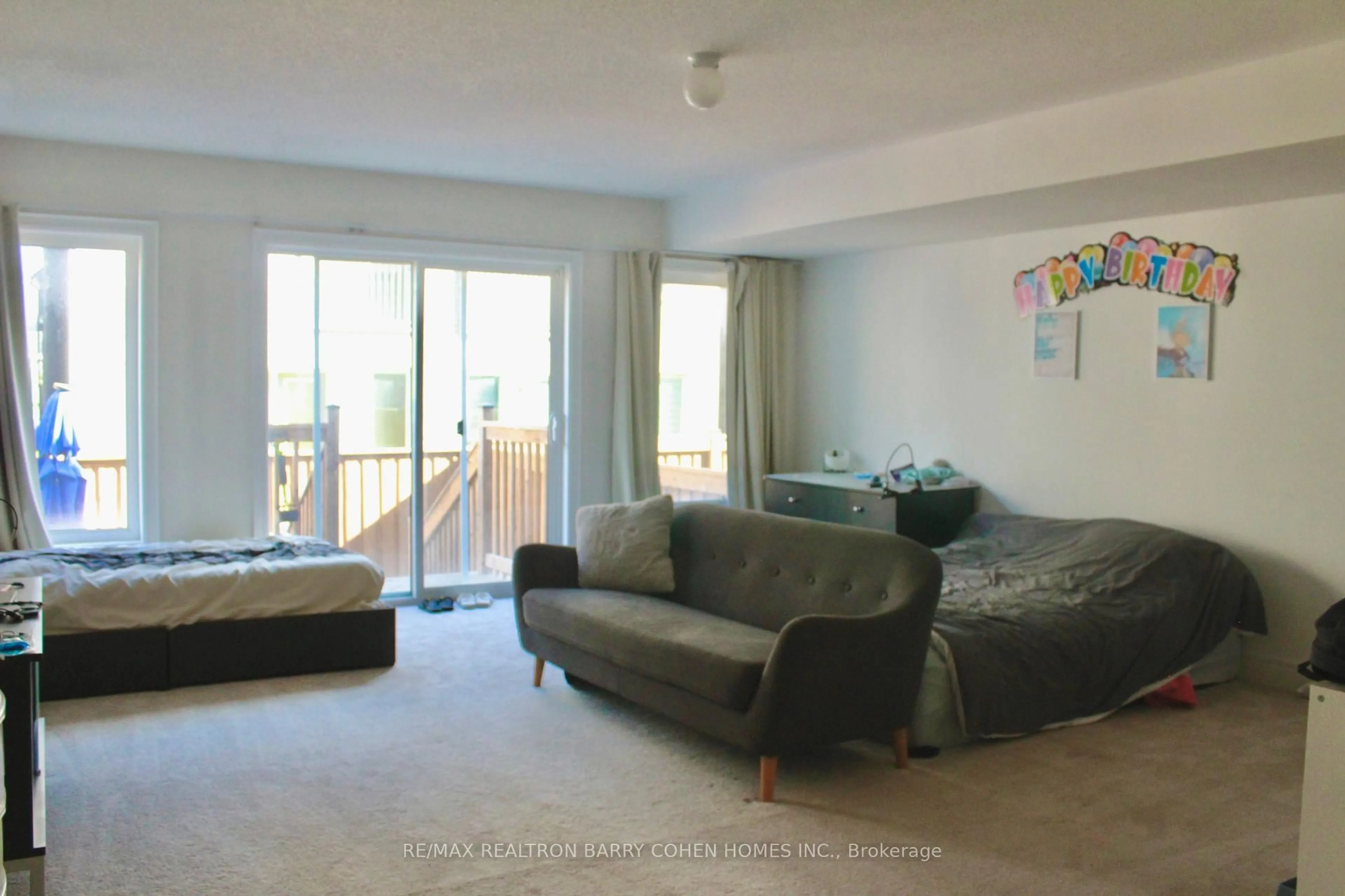 Living room with furniture, unknown for 19 Latchford Lane, Richmond Hill Ontario L4C 7V6