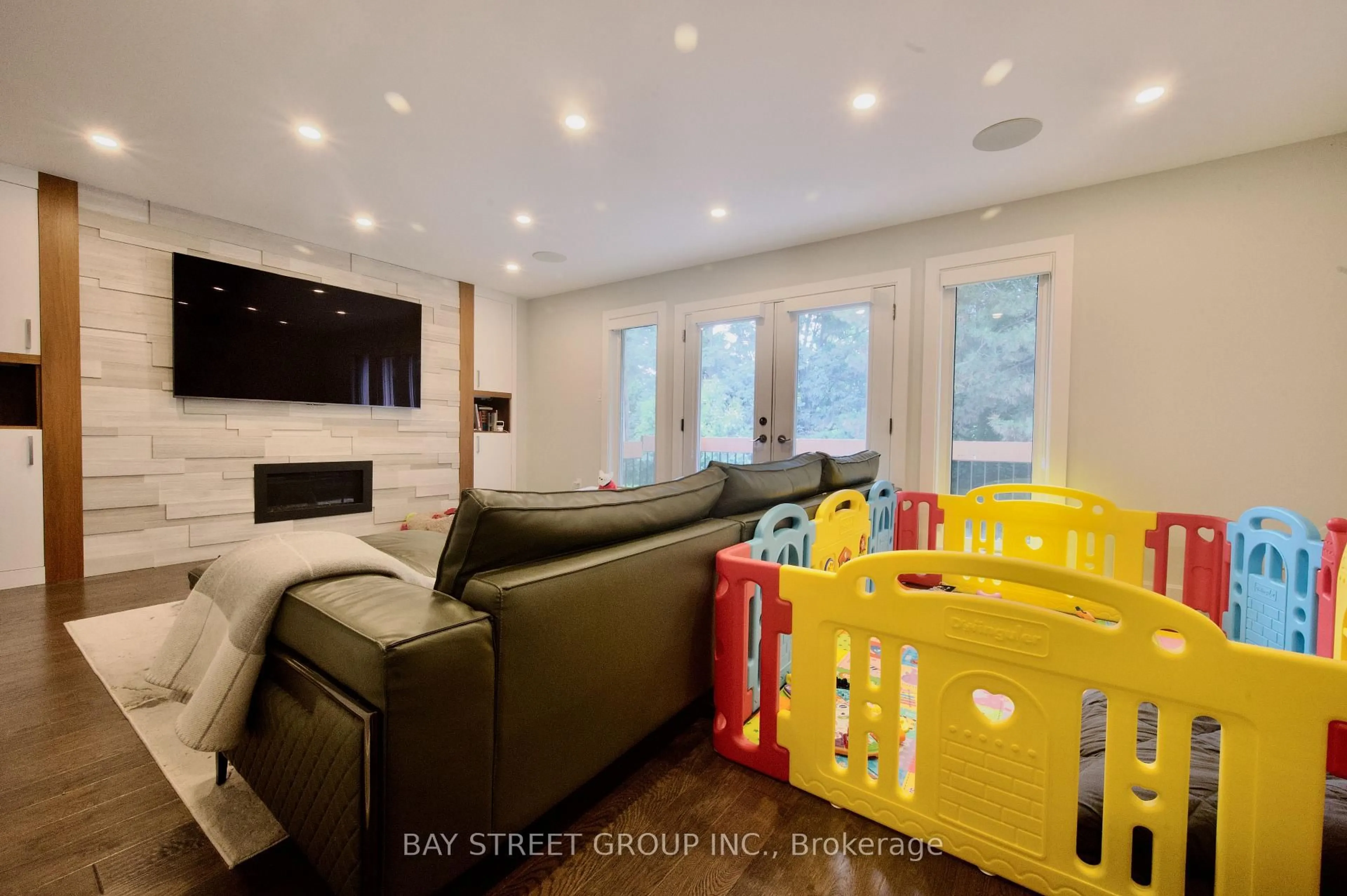 Living room with furniture, unknown for 22 Thurgate Cres, Markham Ontario L3T 4G3