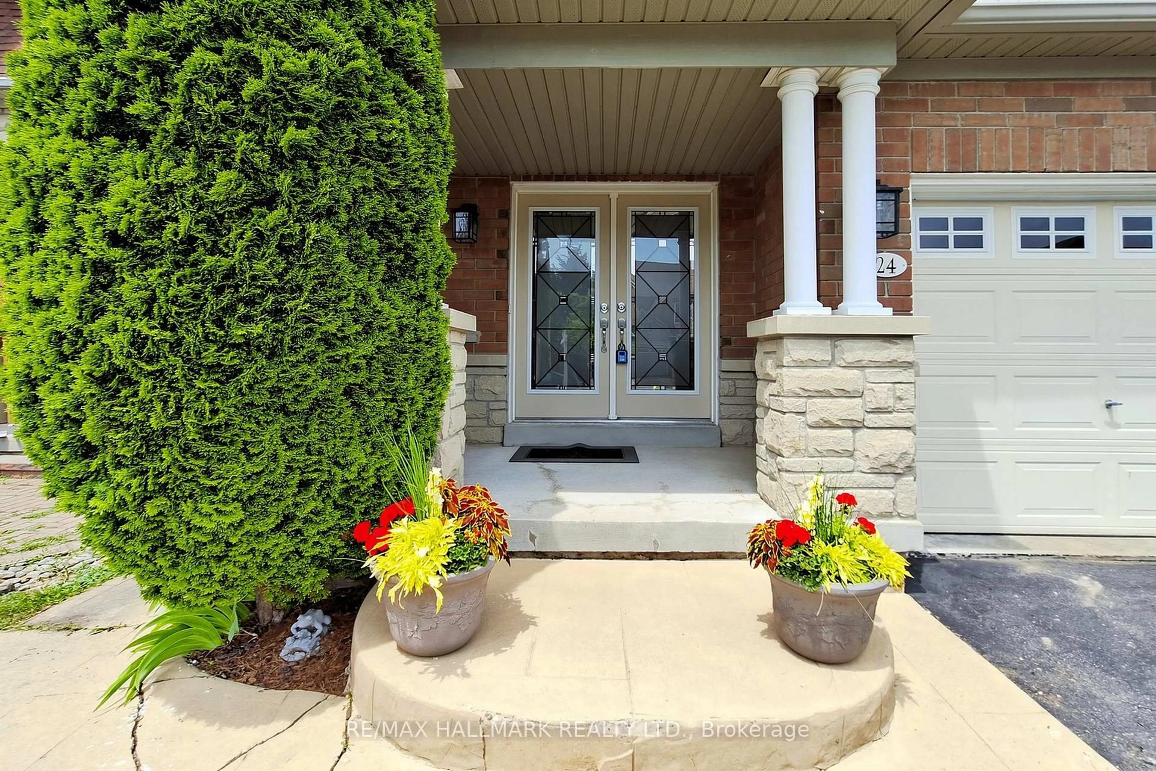 Indoor entryway for 24 Idyllwood Ave, Richmond Hill Ontario L4S 2P4