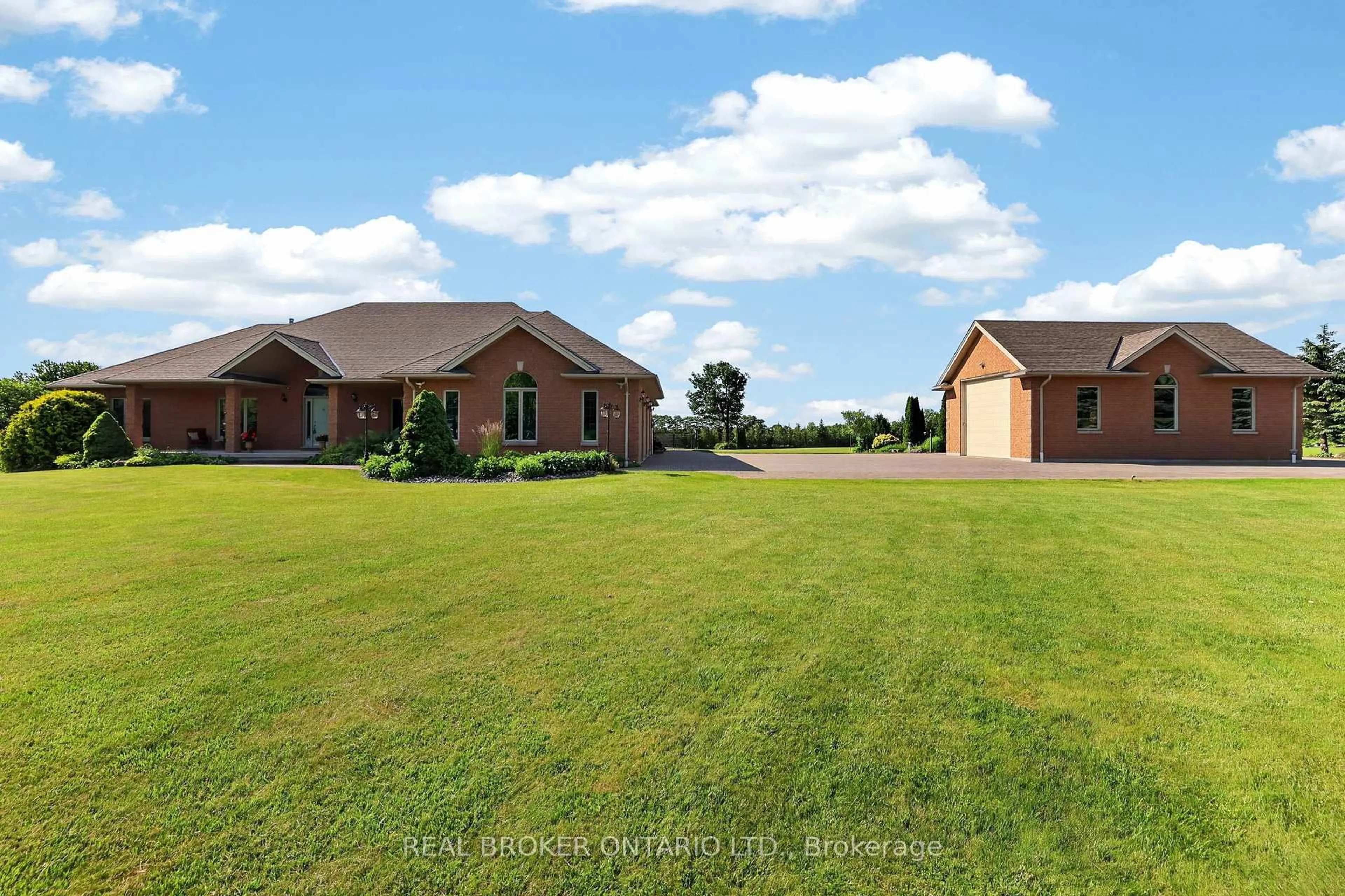 A pic from outside/outdoor area/front of a property/back of a property/a pic from drone, unknown for 3421 Cole Rd, East Gwillimbury Ontario L0G 1R0