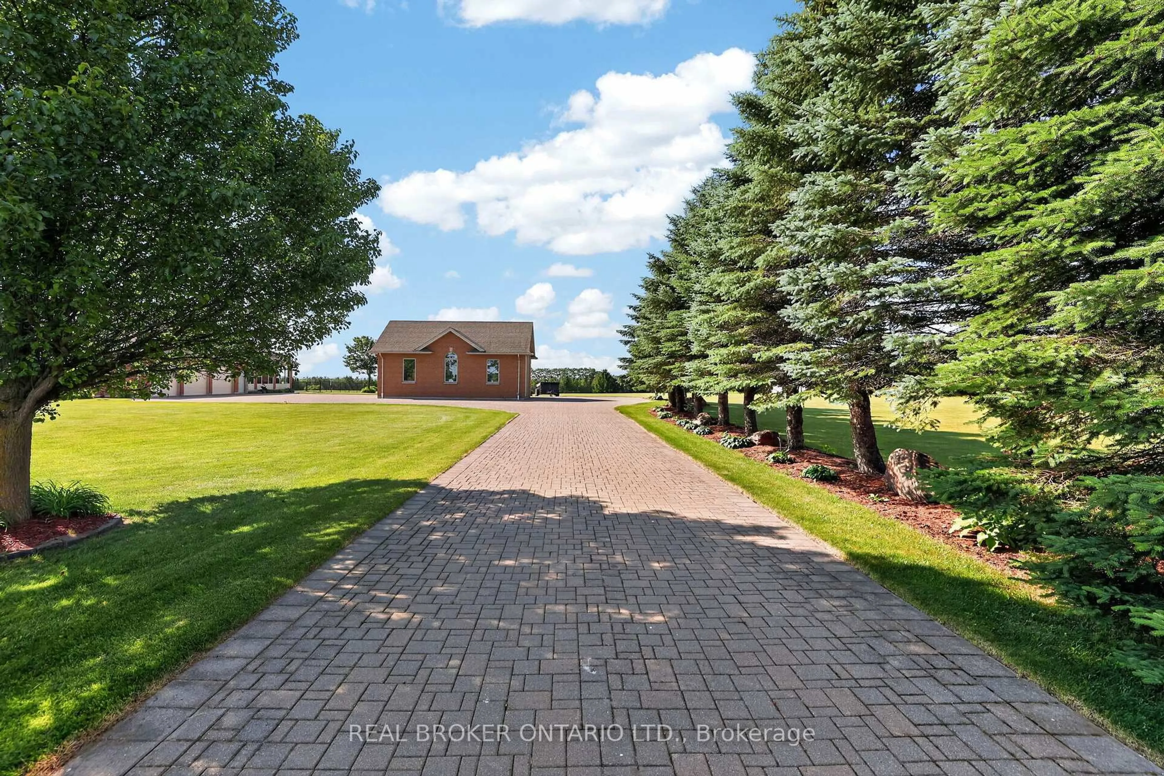 A pic from outside/outdoor area/front of a property/back of a property/a pic from drone, unknown for 3421 Cole Rd, East Gwillimbury Ontario L0G 1R0
