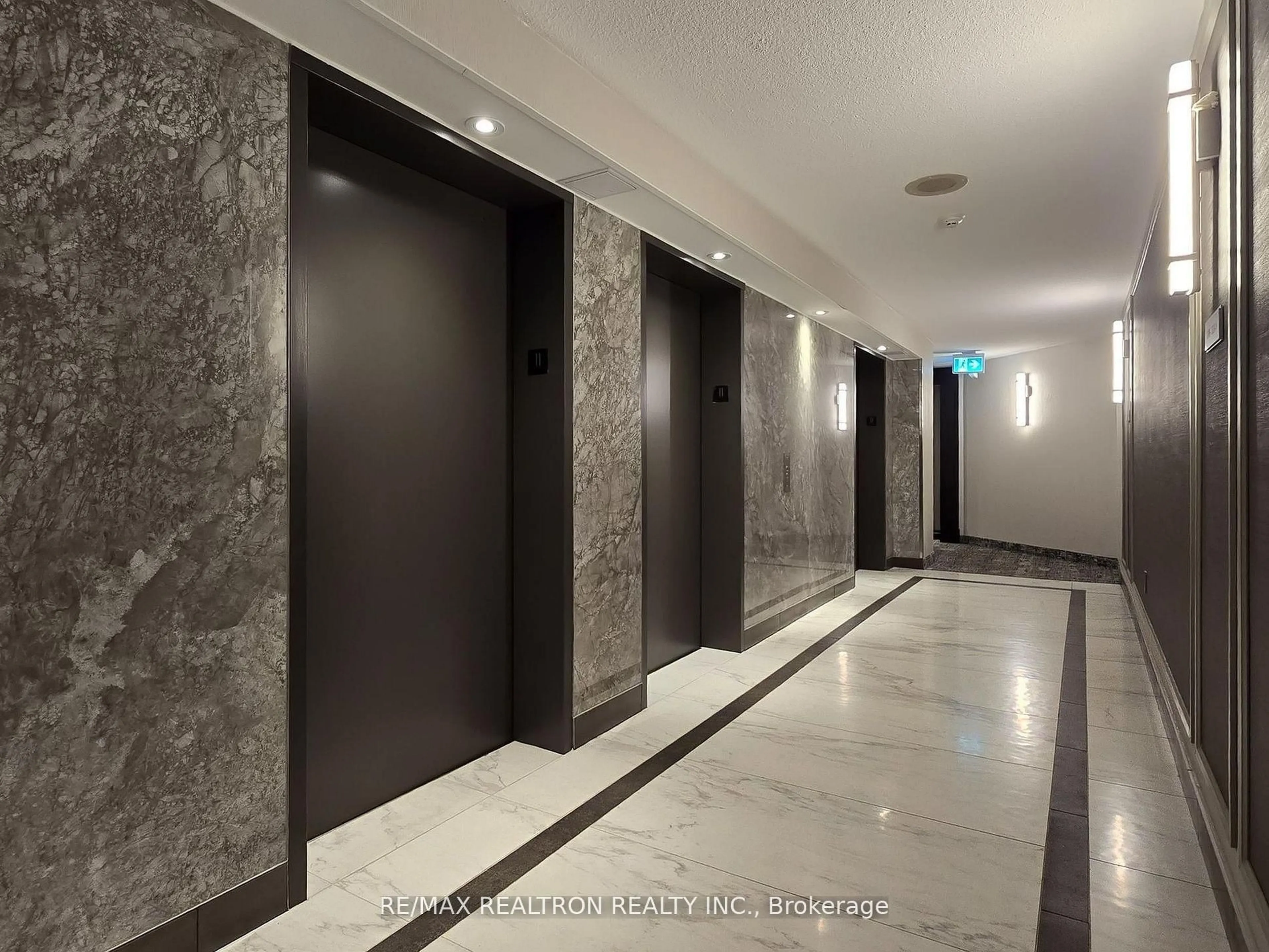 Indoor foyer for 7460 Bathurst St #1111, Vaughan Ontario L4J 7K9