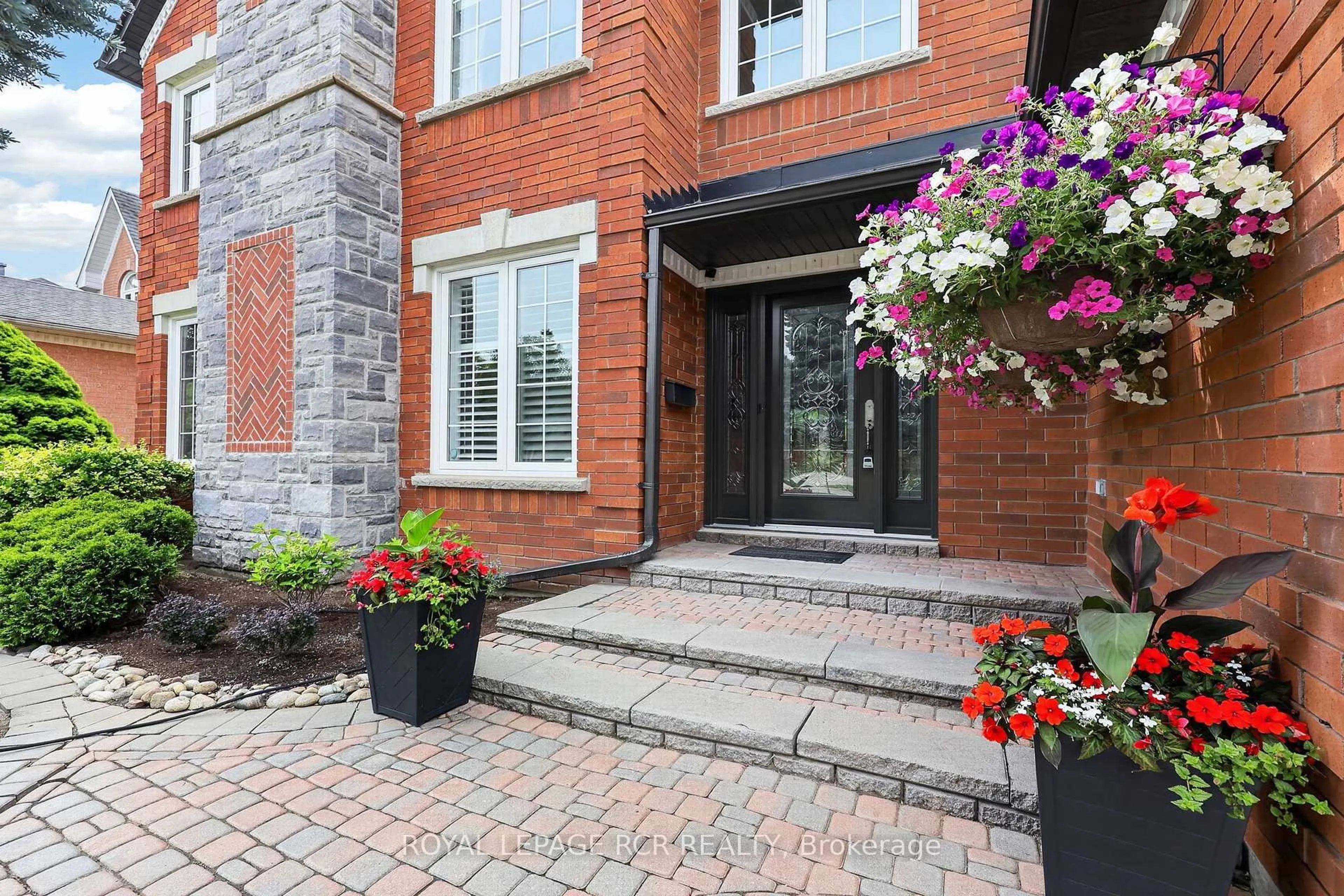Home with brick exterior material, street for 1071 Lockwood Circ, Newmarket Ontario L3X 1M2