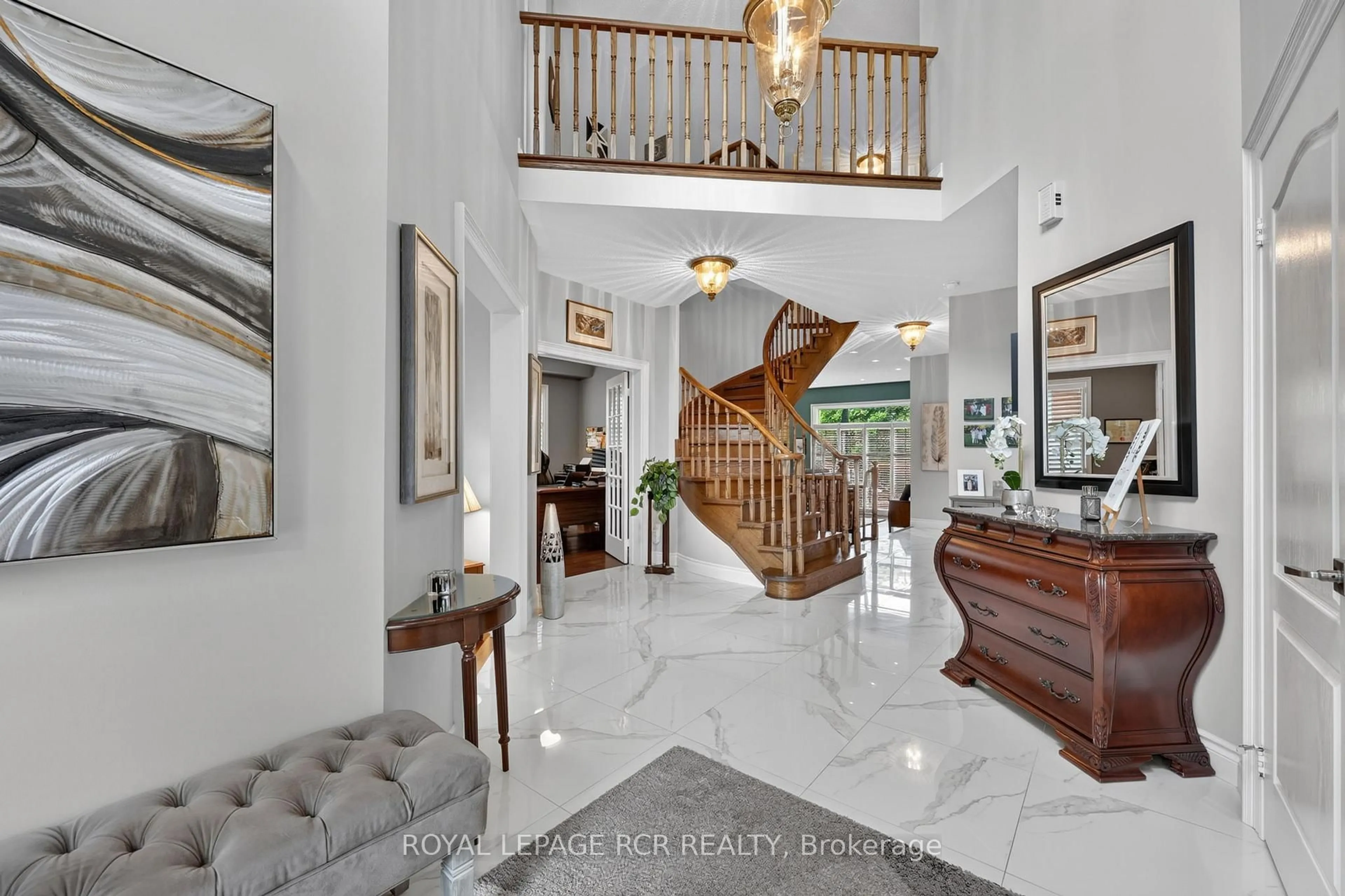 Indoor foyer for 1071 Lockwood Circ, Newmarket Ontario L3X 1M2