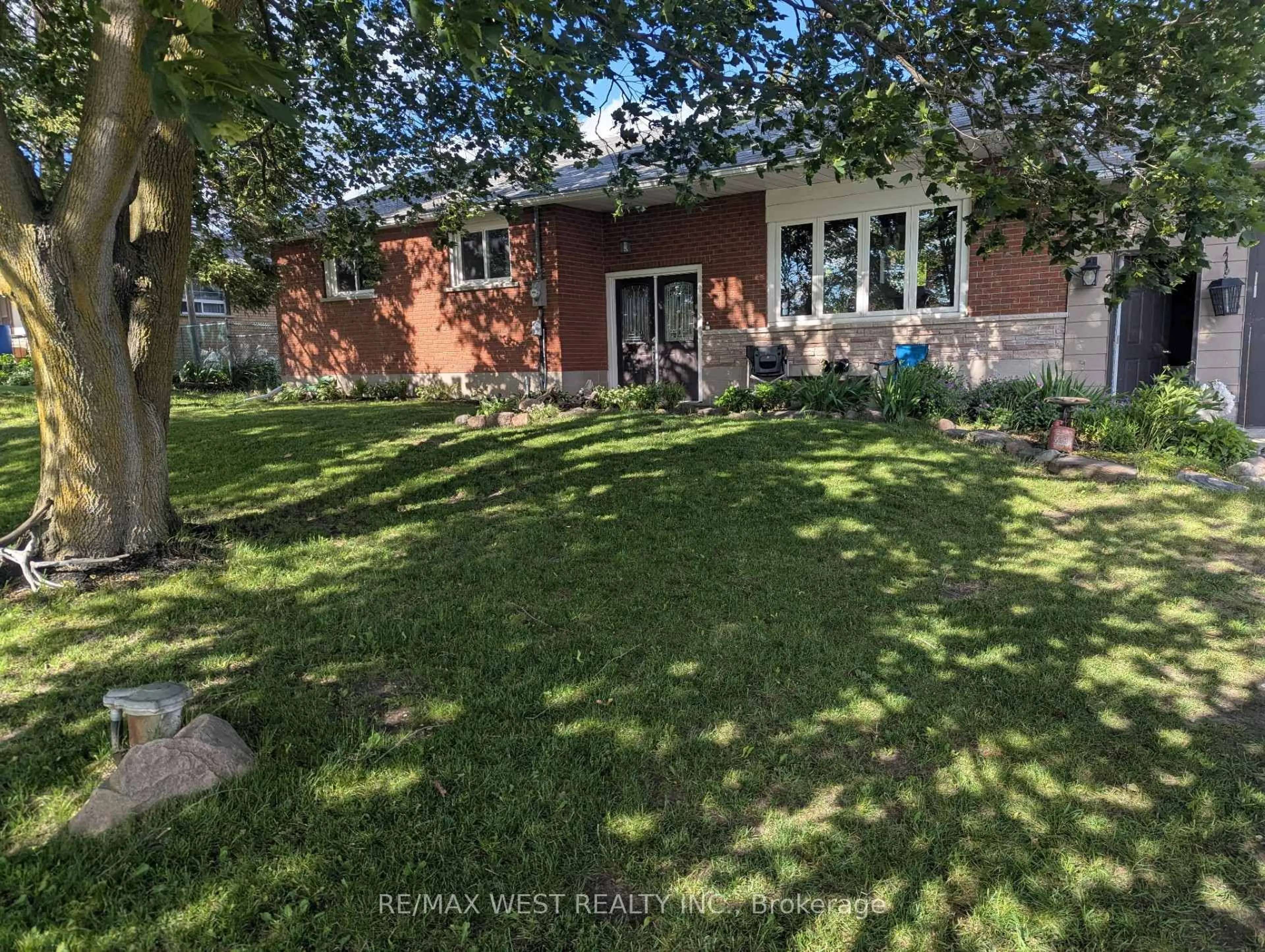 A pic from outside/outdoor area/front of a property/back of a property/a pic from drone, street for 19113 Highway 48, East Gwillimbury Ontario L0G 1M0