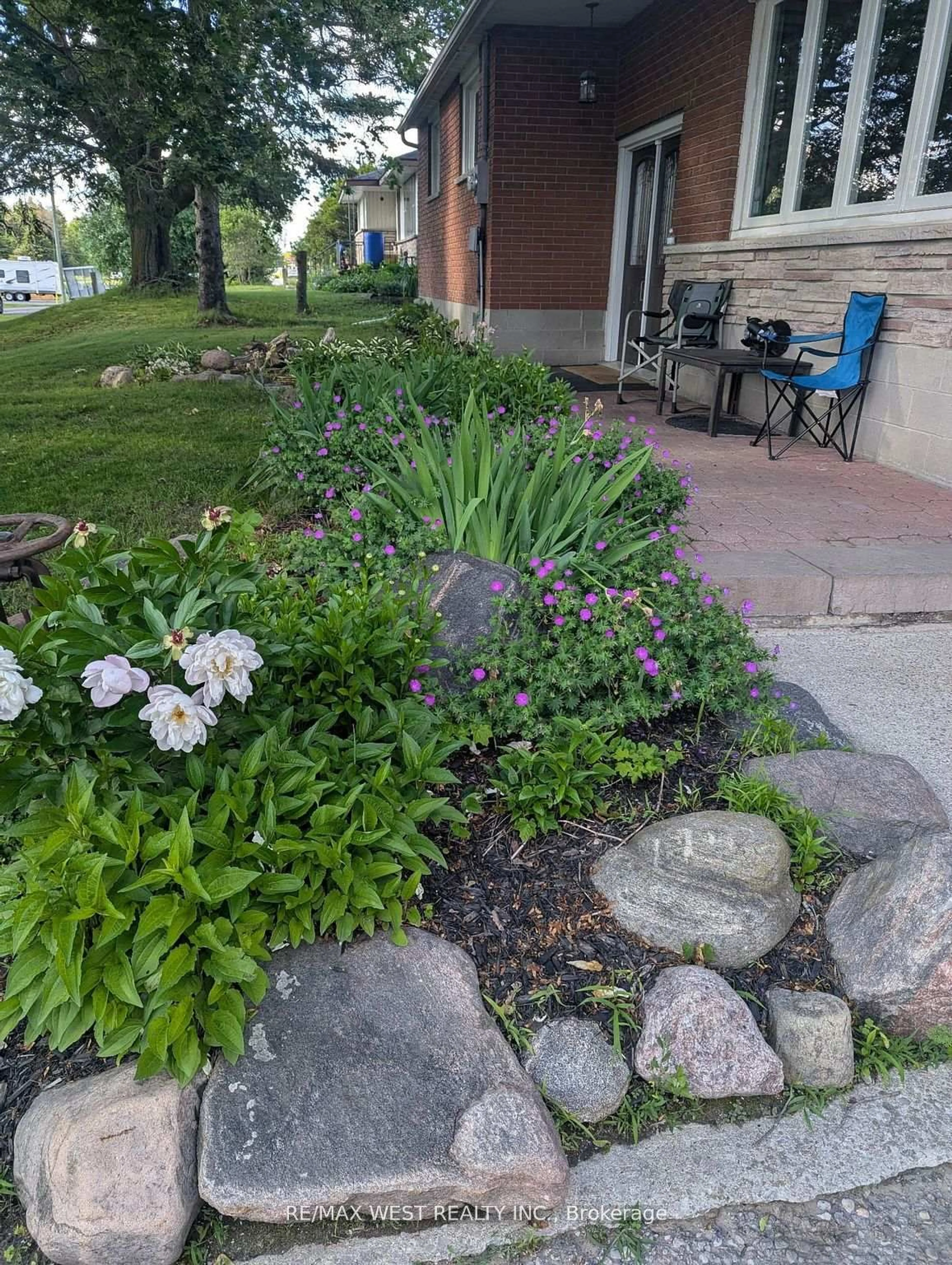 Patio, street for 19113 Highway 48, East Gwillimbury Ontario L0G 1M0