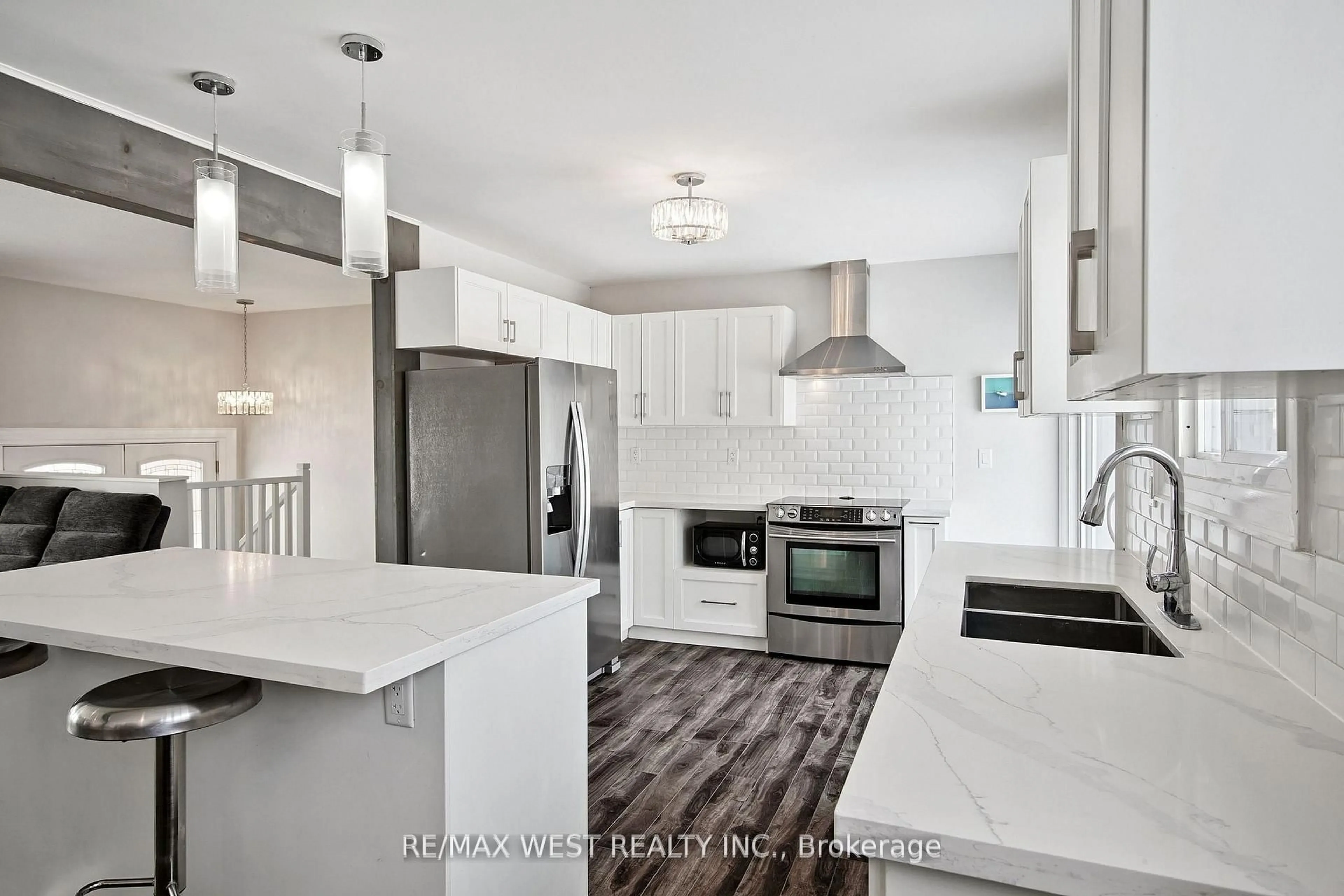 Contemporary kitchen, unknown for 19113 Highway 48, East Gwillimbury Ontario L0G 1M0
