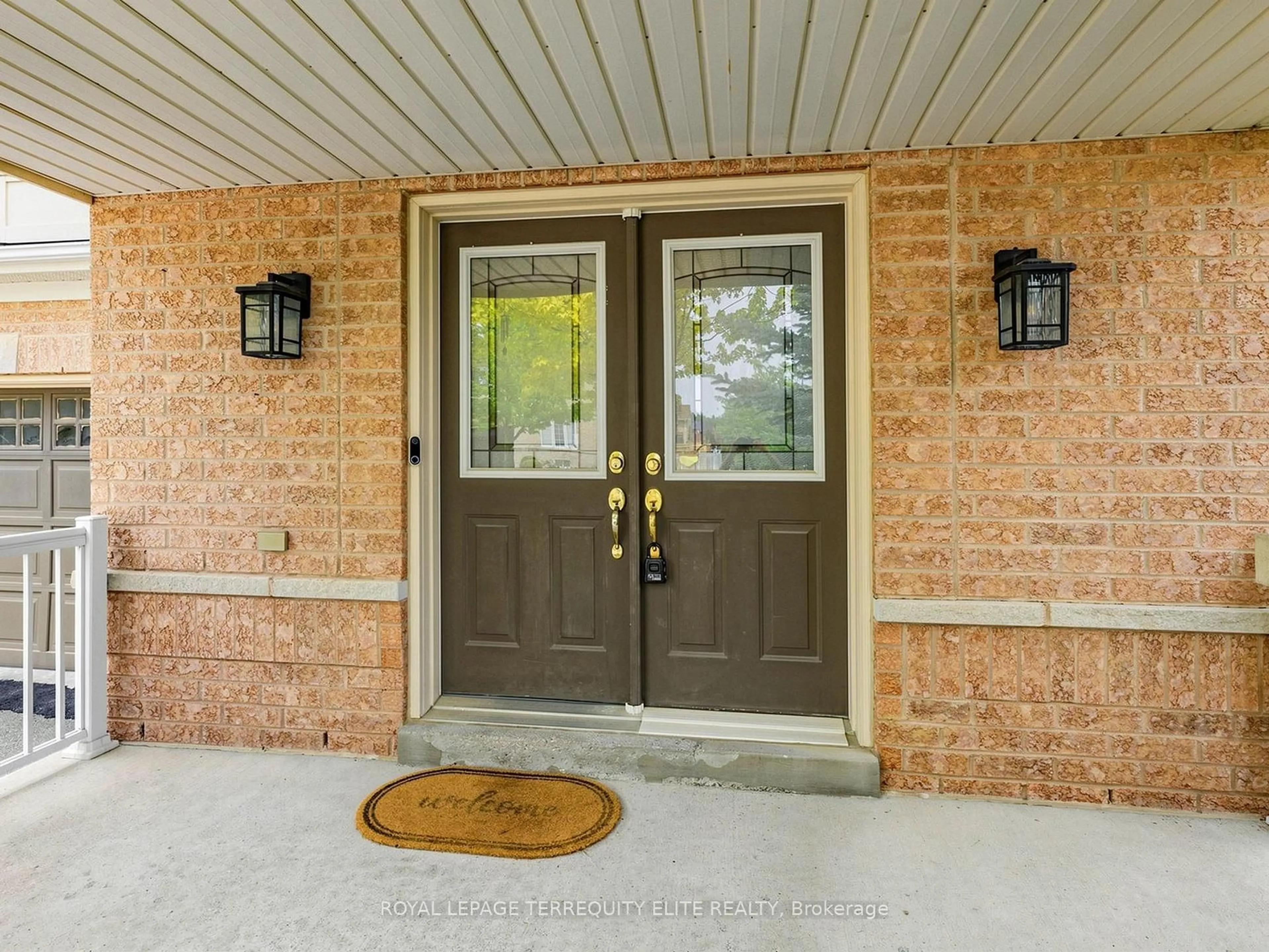Indoor entryway for 35 Mynden Way, Newmarket Ontario L3X 3A7